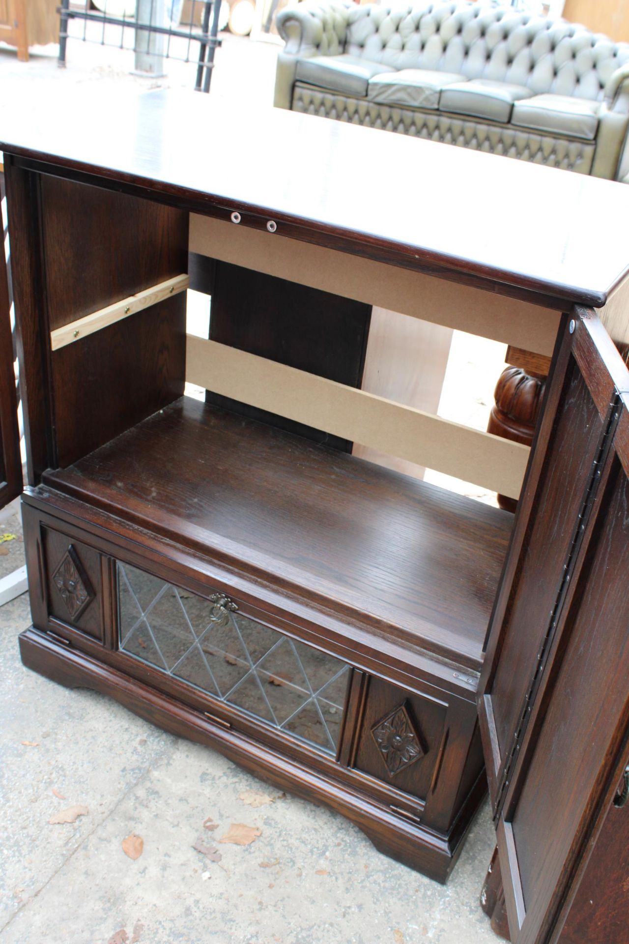 AN OAK ANTIQUE STYLE CABINET - Image 3 of 3