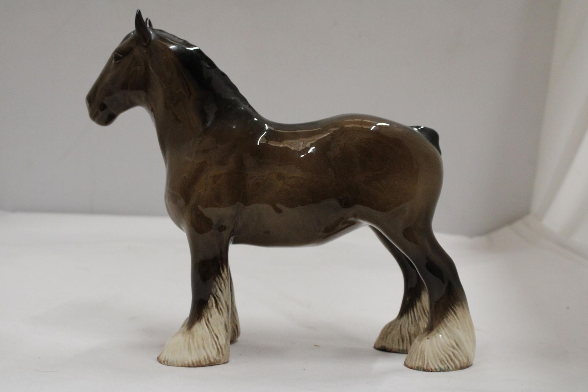 A BESWICK BAY SHIRE HORSE FIGURE - Bild 4 aus 6