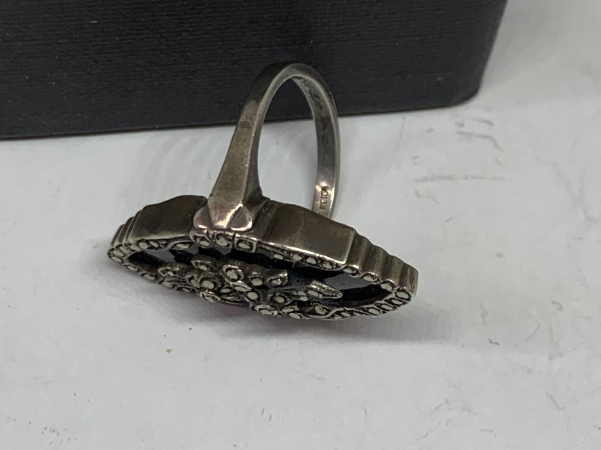 A BOXED SILVER AND BLACK STONE RING - Bild 3 aus 3