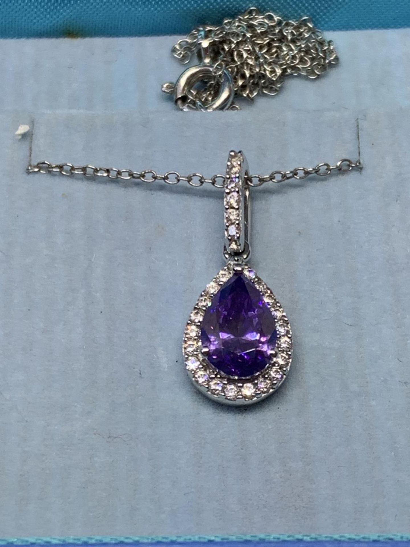 A SILVER AND AMETHYST NECKLACE IN A PRESENTATION BOX - Image 2 of 2