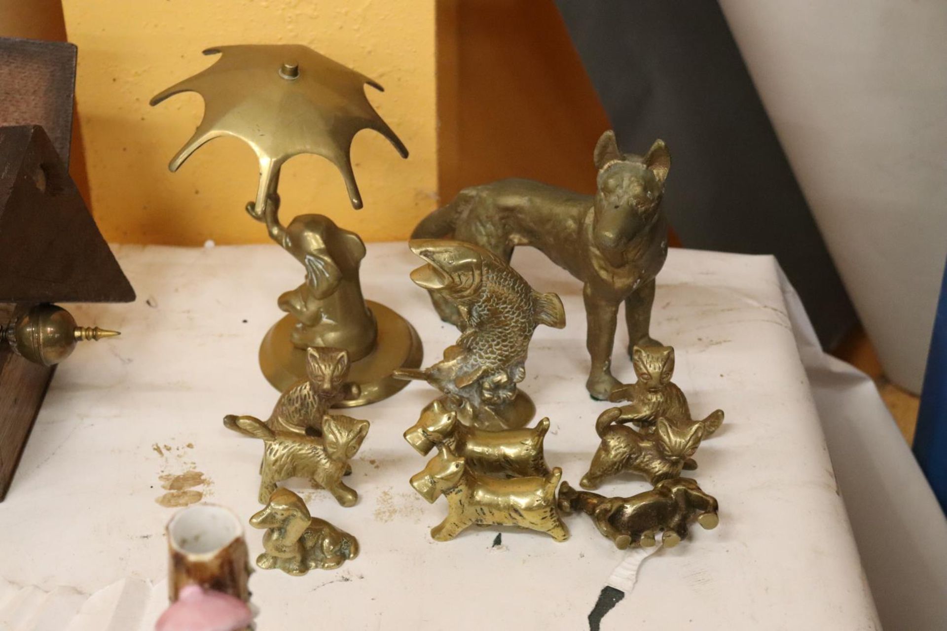 A QUANTITY OF BRASSWARE ANIMALS TO INCLUDE A FISH, ELEPHANT, DOG, ETC