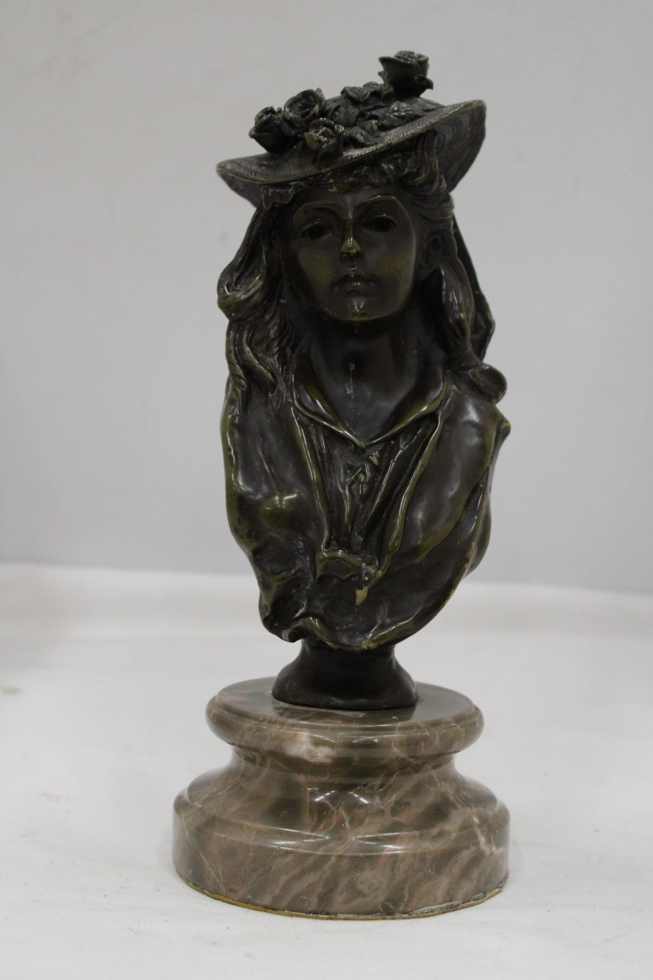 A BRONZE ART NOUVEAU BUST OF A LADY ON A MARBLE PLINTH, HEIGHT 26CM - Image 2 of 5