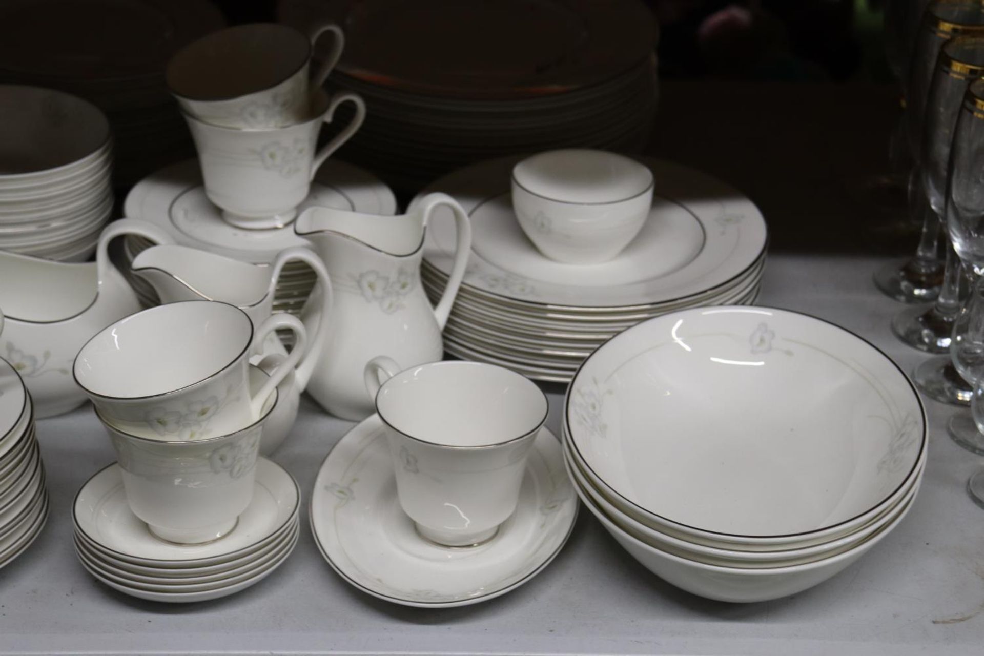 A LARGE QUANTITY OF ROYAL DOULTON "MYSTIQUE" TO INCLUDE DINNER PATES, SAUCE BOAT, SERVING BOWLS, - Image 4 of 5