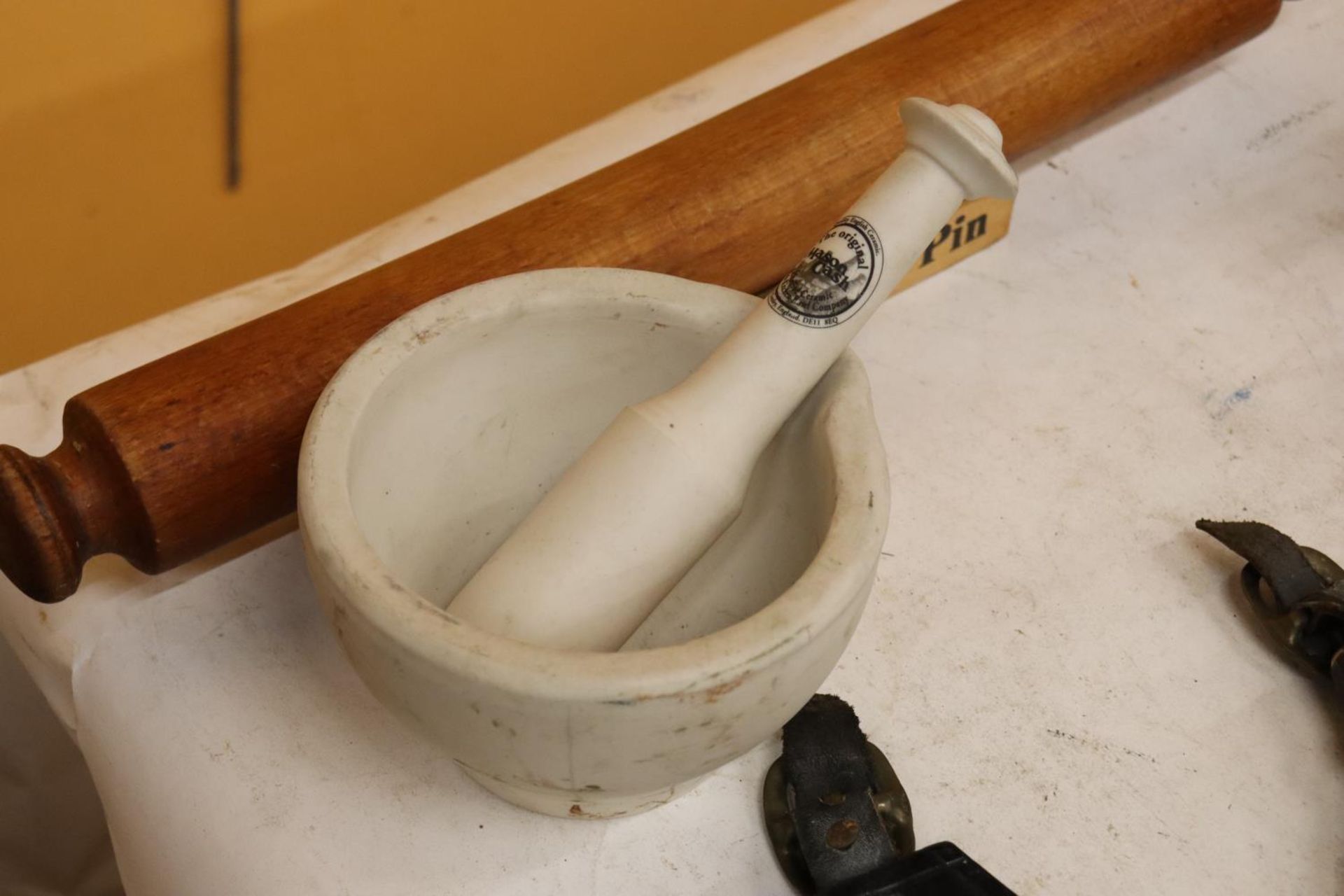 A MASON CASH CERAMIC PESTLE AND MORTAR AND A 'GOURMET' ROLLING PIN AND STAND - Image 2 of 5