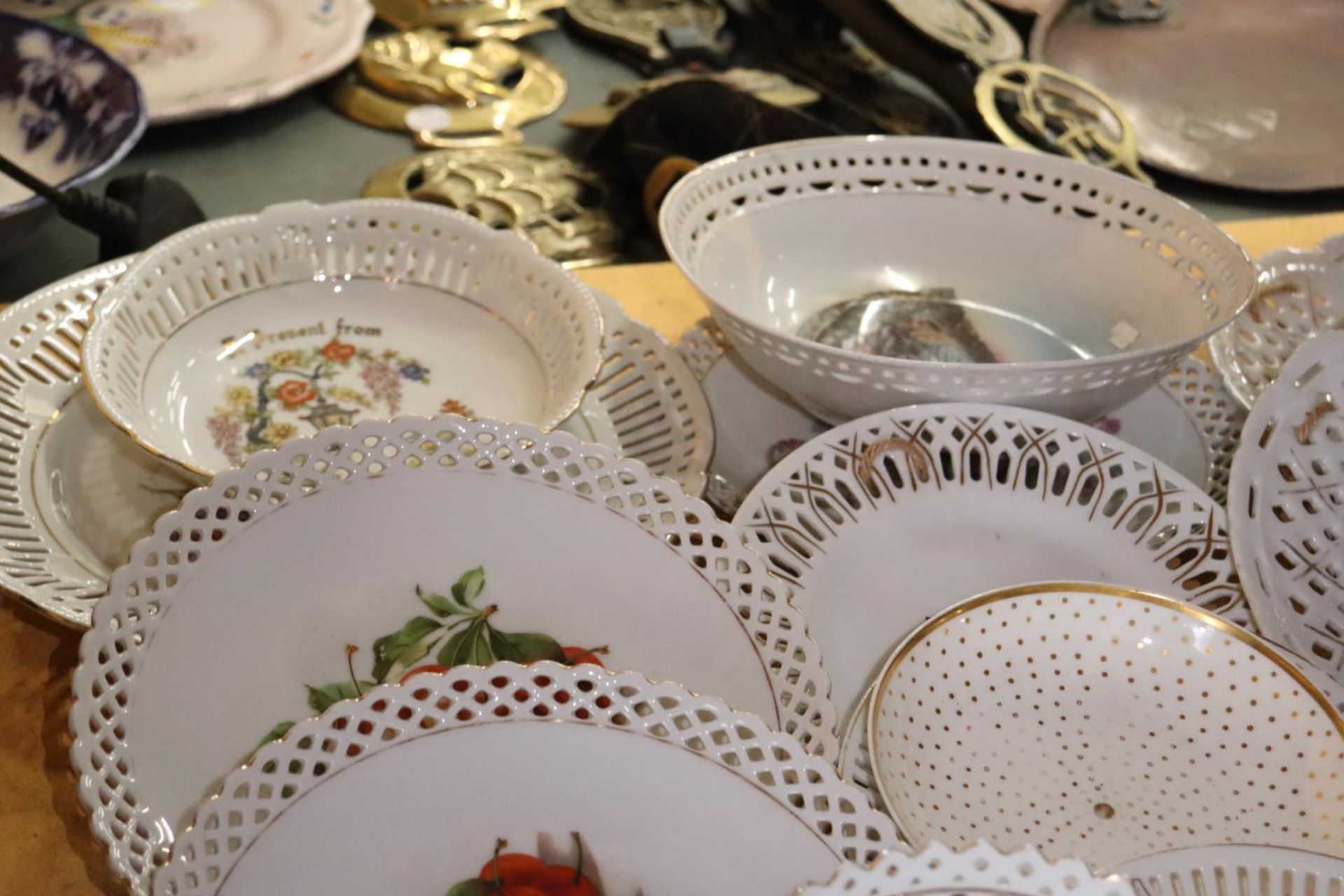 A LARGE QUANTITY OF RIBBON PLATES AND TRINKET DISHES - Image 2 of 7