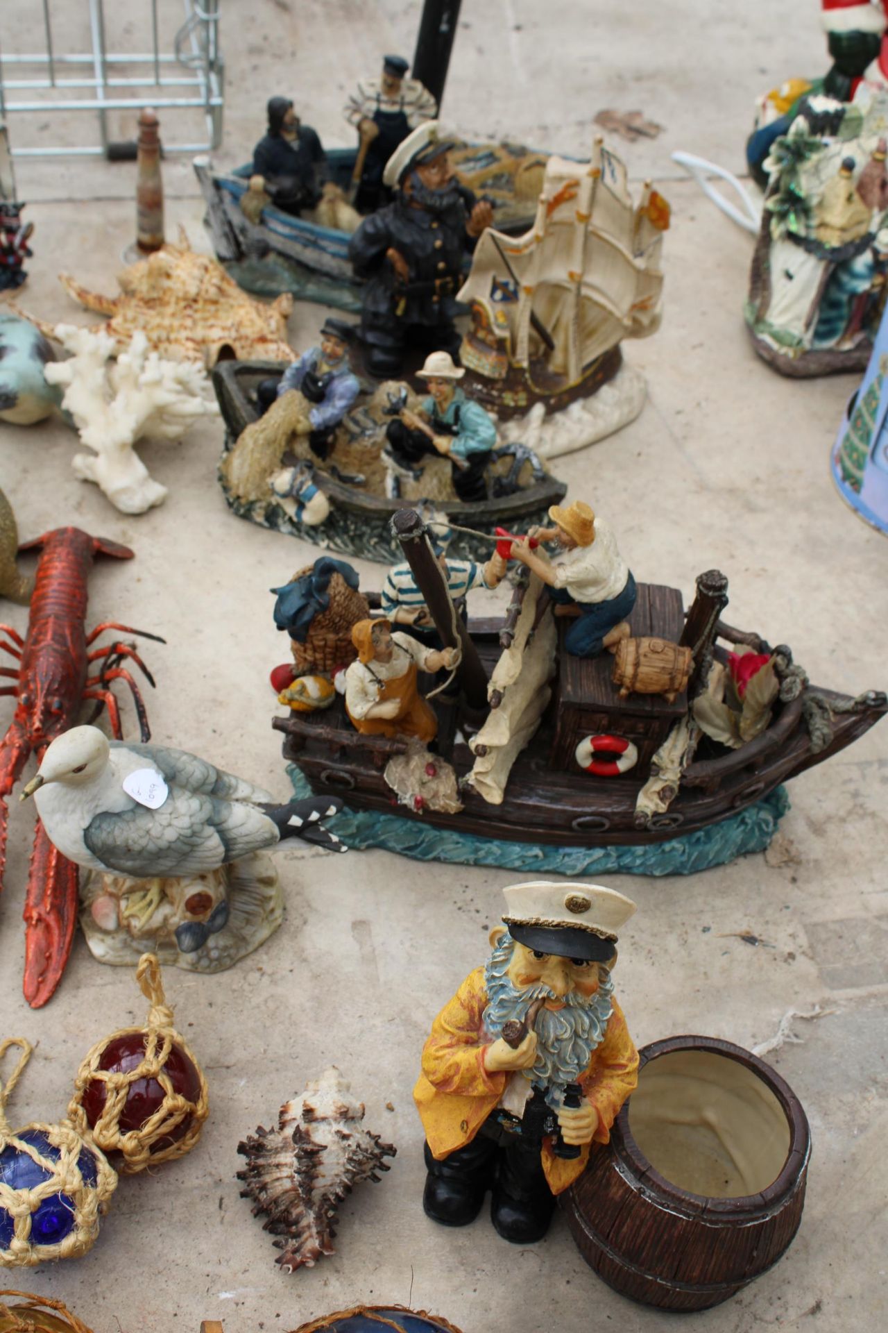 AN ASSORTMENT OF NAUTICAL RELATED ITEMS TO INCLUDE LIGHT HOUSES, SAILOR FIGURES AND ANIMALS ETC - Image 3 of 8