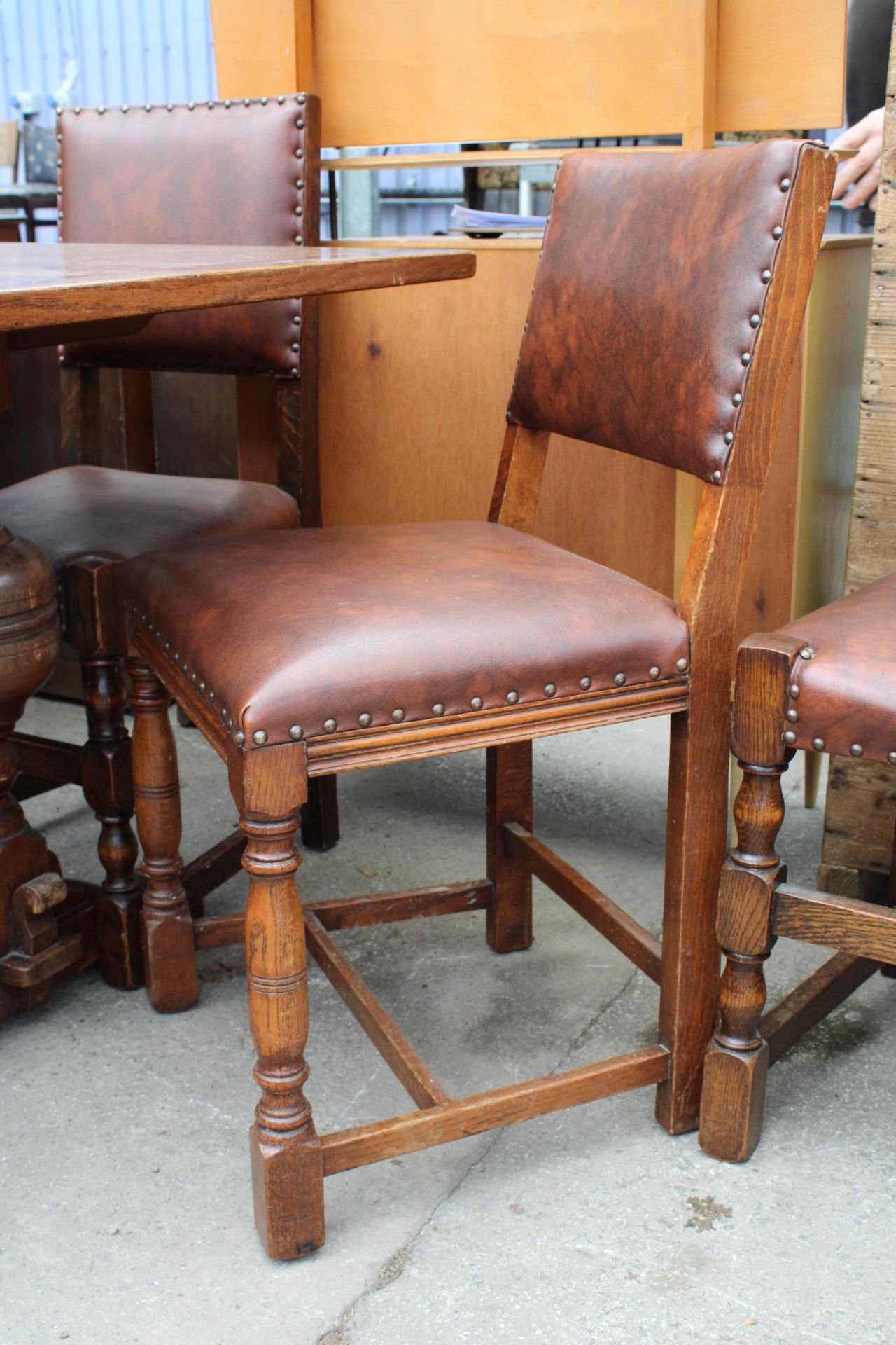 A MID 20TH CENTURY OAK REFECTORY TABLE, 57" X 30" AND NINE STUDDED DINING CHAIRS, ONE BEING A CARVER - Bild 4 aus 6