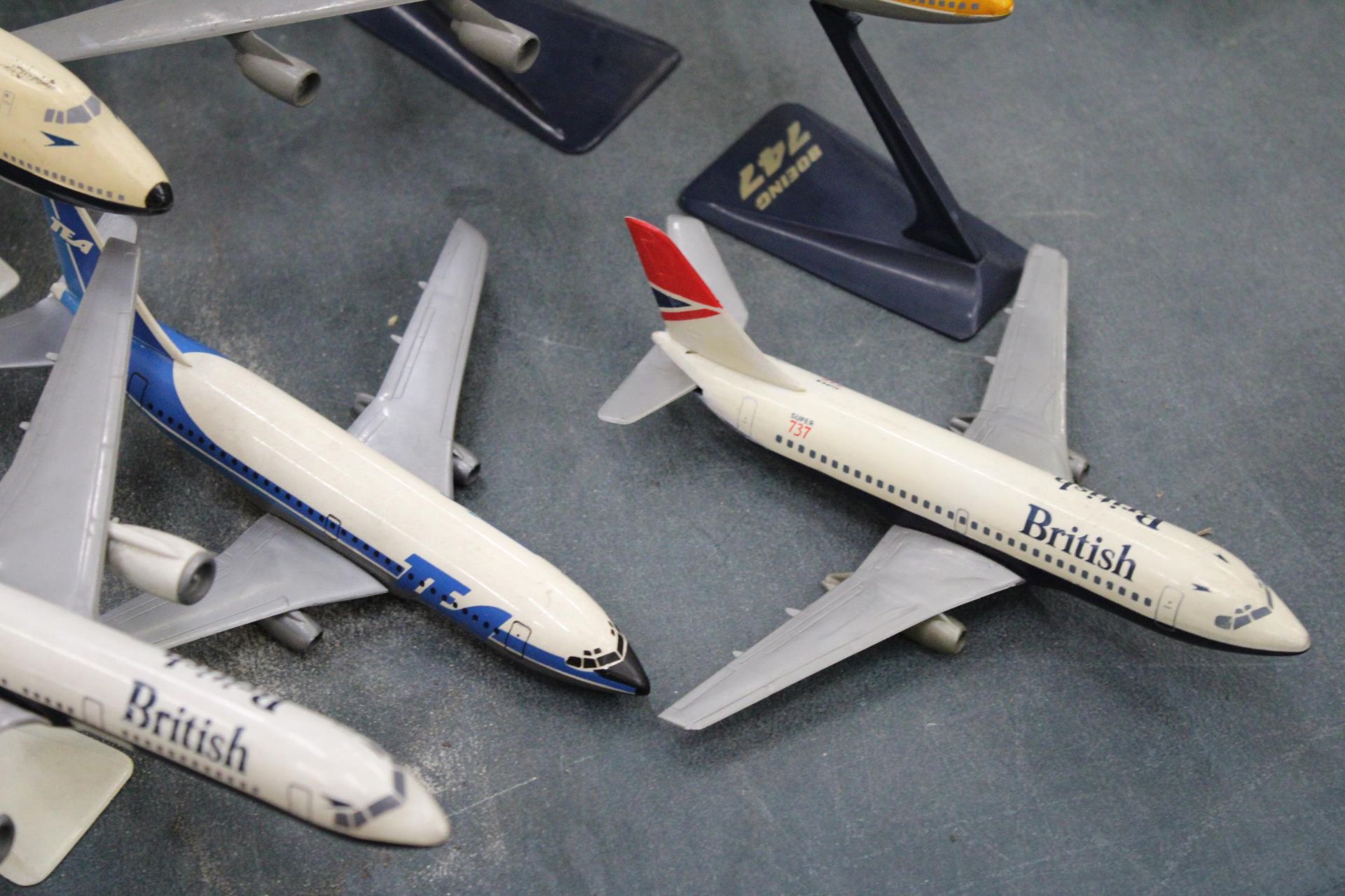 FIVE VINTAGE MODELS OF PLANES, FOUR ON PLINTHS, TO INCLUDE BRITISH AIRWAYS AND QANTAS - Image 3 of 6