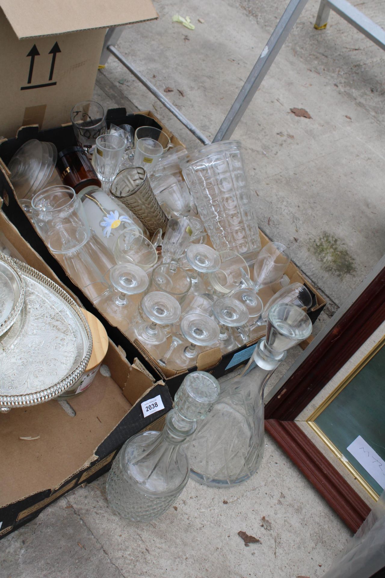 AN ASSORTMENT OF HOUSEHOLD ITEMS TO INCLUDE DEMI JOHNS, GLASS WARE AND SILVER PLATED TRAYS ETC - Image 2 of 3