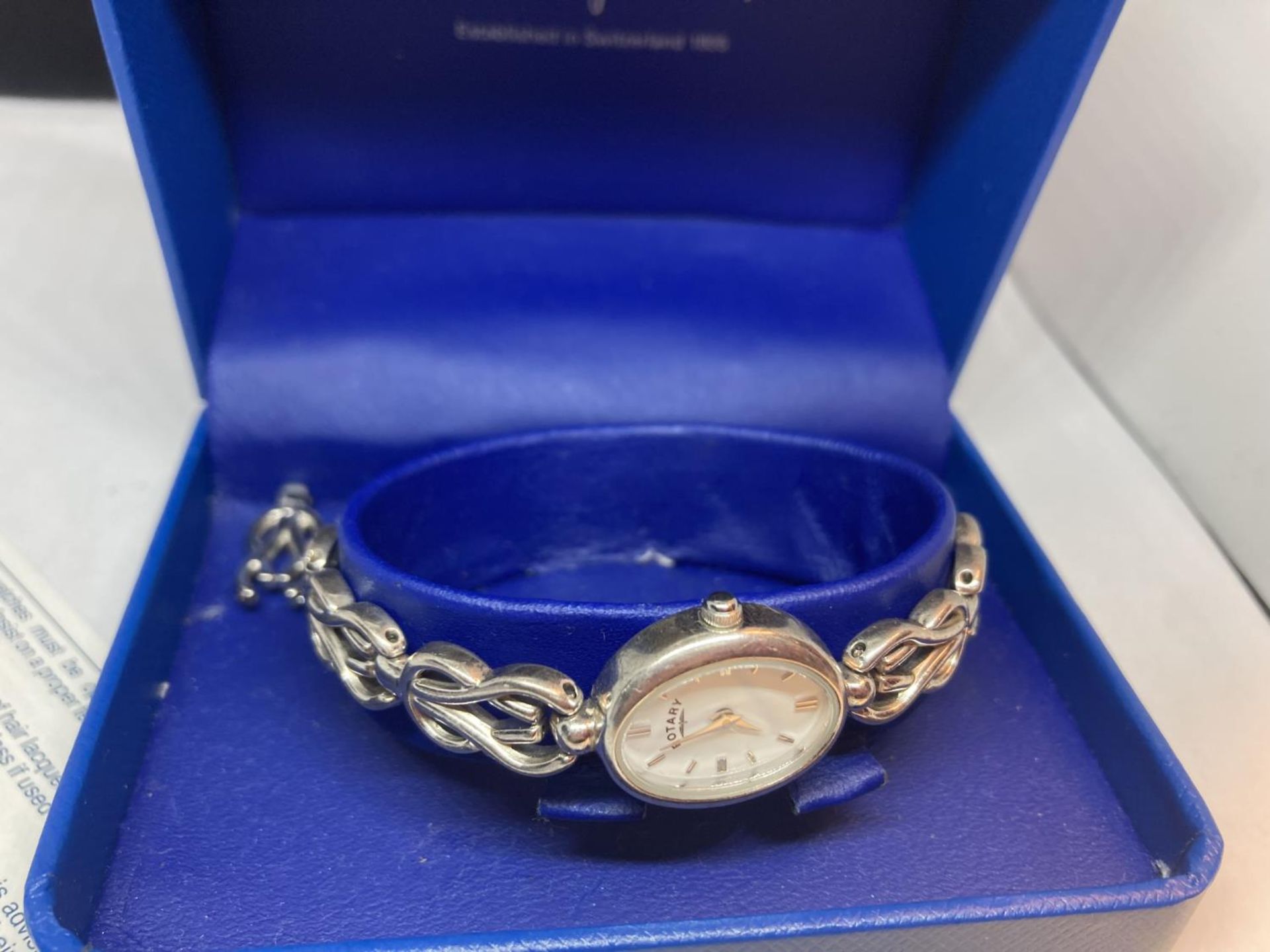 A SILVER ROTARY WRIST WATCH IN A PRESENTATION BOX - Image 2 of 3