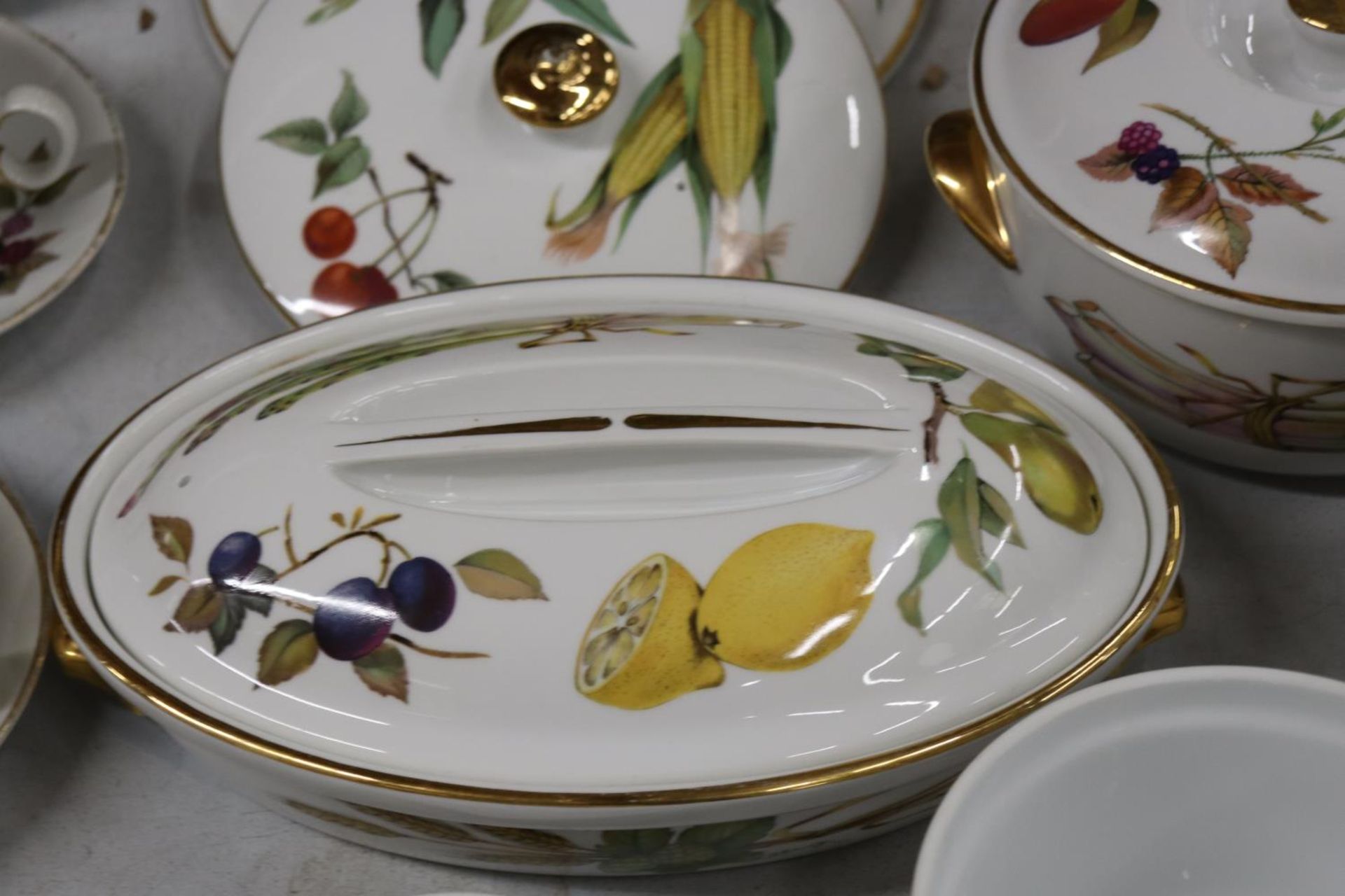 A QUANTITY OF ROYAL WORCESTER EVESHAM TO INCLUDE LIDDED TUREENS, OVAL SERVING BOWL WITH LID, SOUP - Image 4 of 6