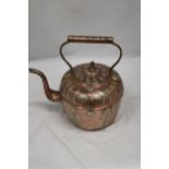 A 1900'S VICTORIAN COPPER KETTLE WITH BRASS FLORAL DETAIL