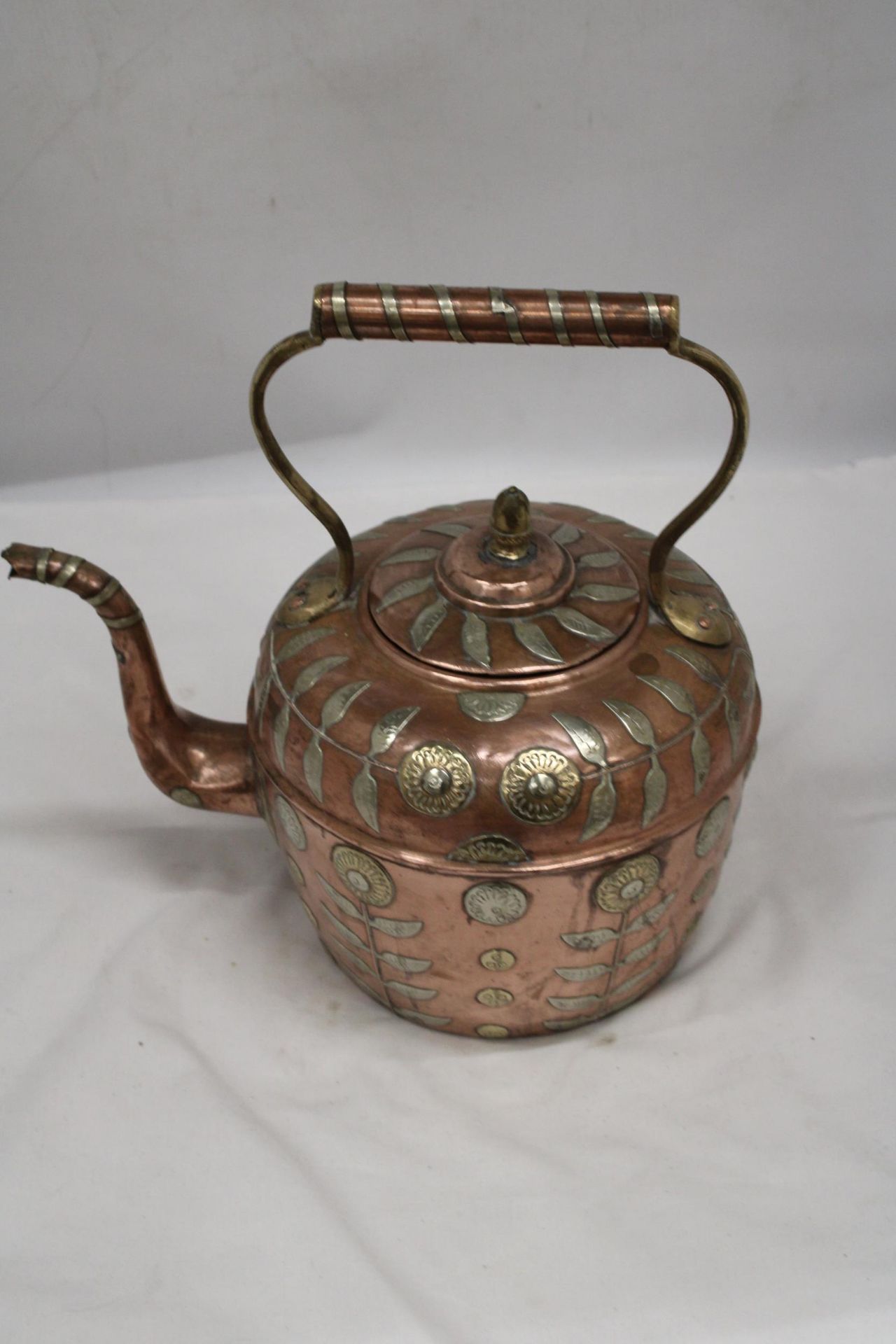 A 1900'S VICTORIAN COPPER KETTLE WITH BRASS FLORAL DETAIL