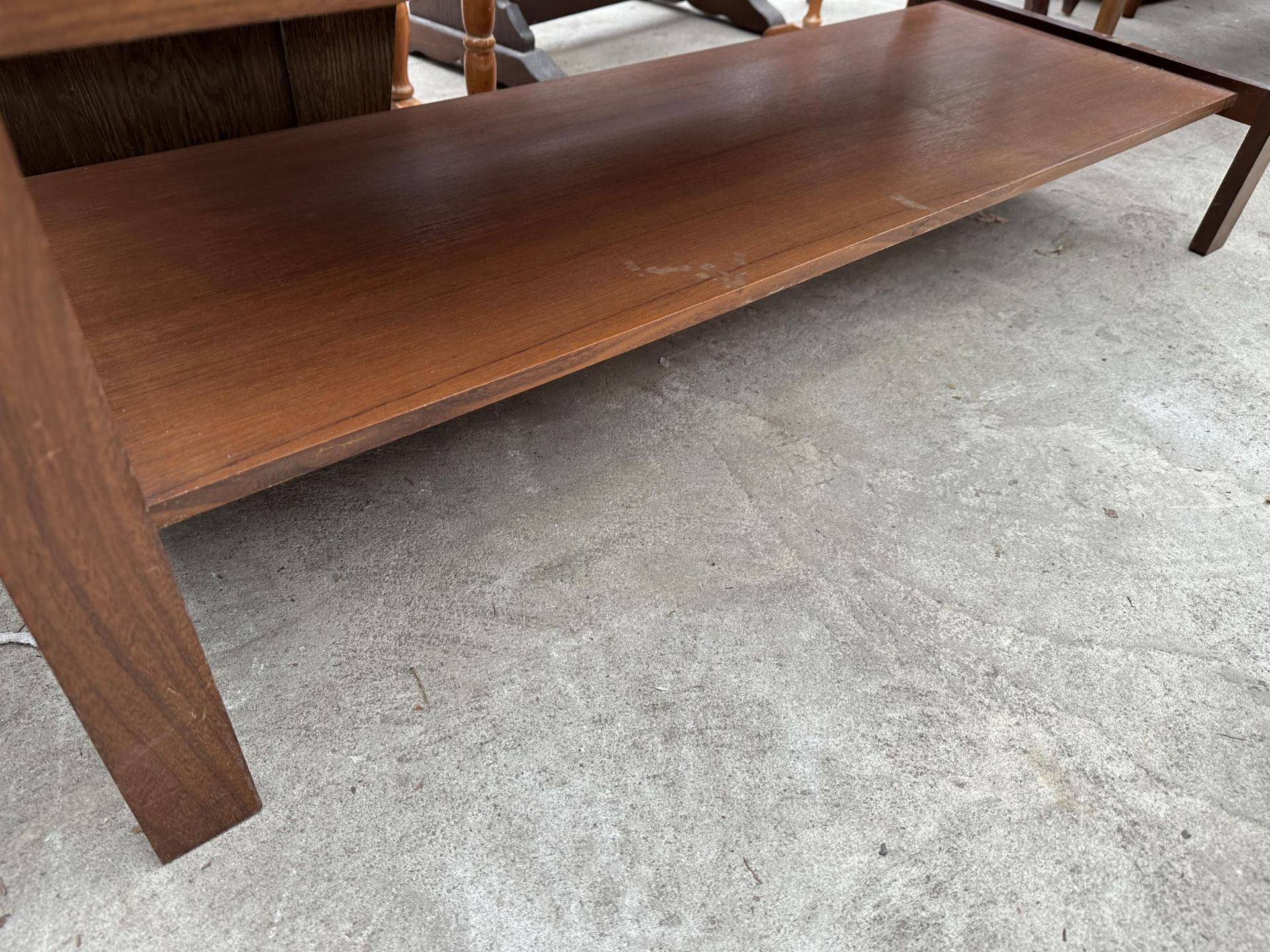 A RETRO TEAK TWO TIER COFFEE TABLE, 40" X 16" - Image 3 of 3