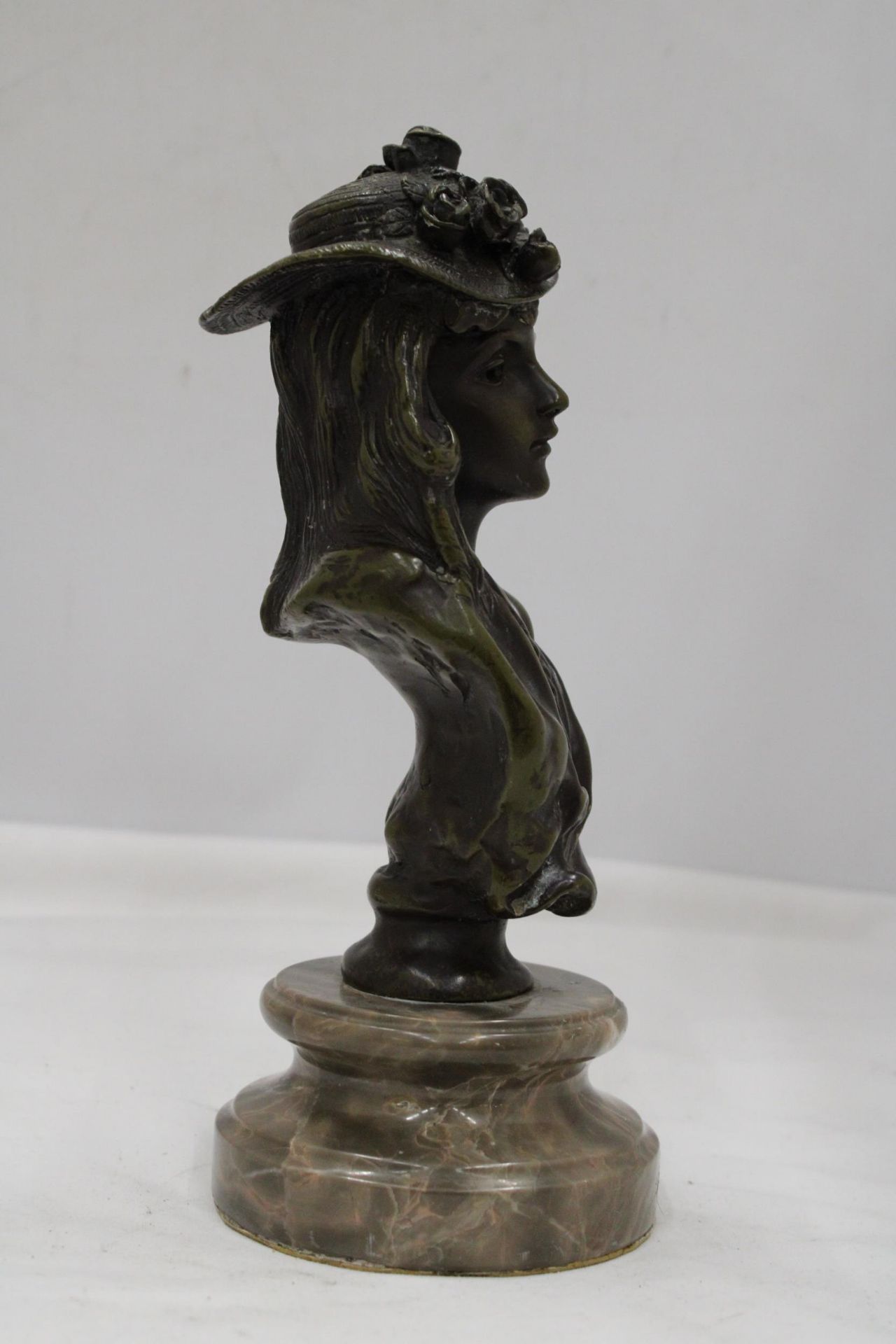 A BRONZE ART NOUVEAU BUST OF A LADY ON A MARBLE PLINTH, HEIGHT 26CM - Image 3 of 5