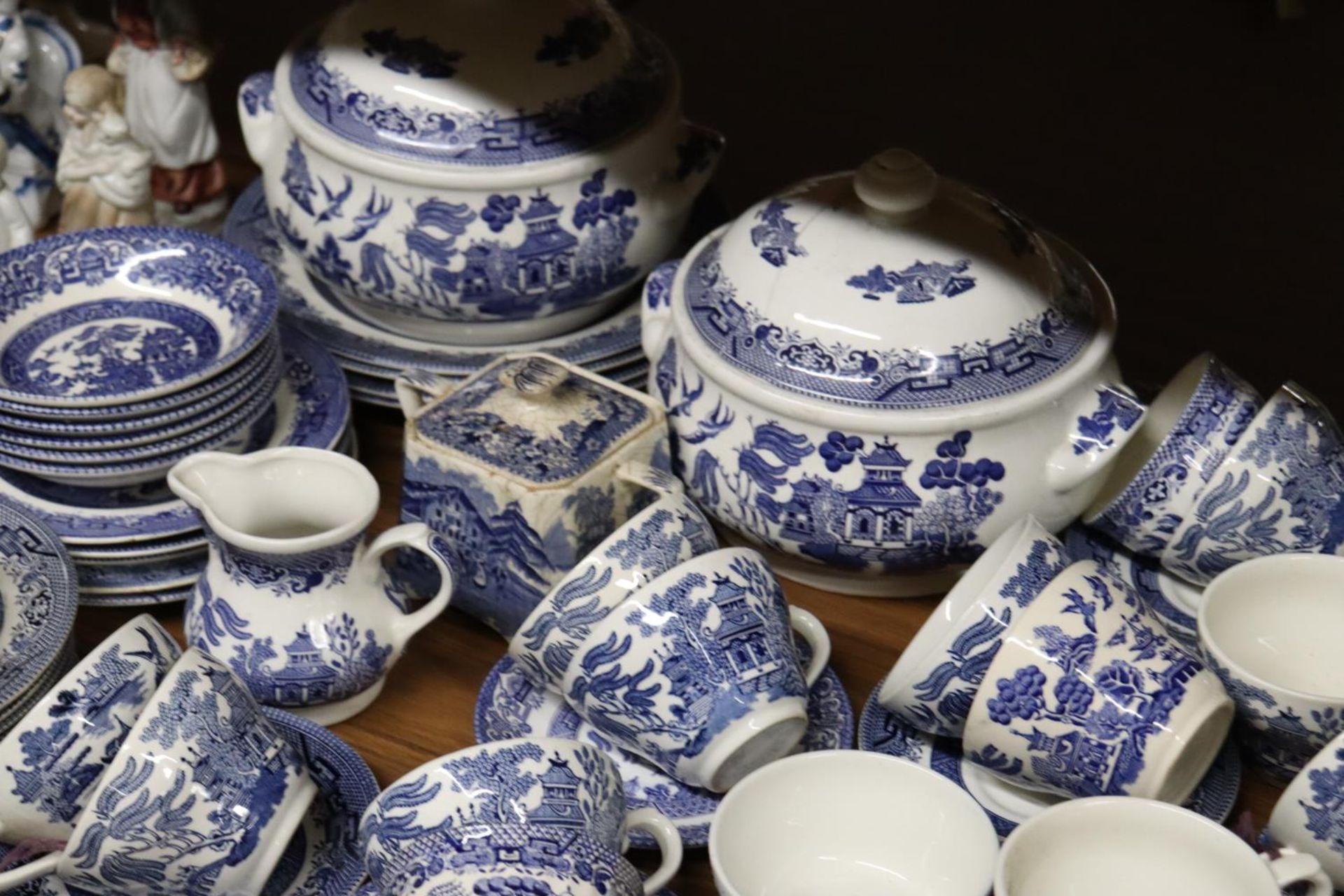 A BLUE AND WHITE WILLOW PATTERN PART DINNER SERVICE TO INCLUDE SERVING TUREENS, BOWLS, SUGAR BOWL, - Image 5 of 5