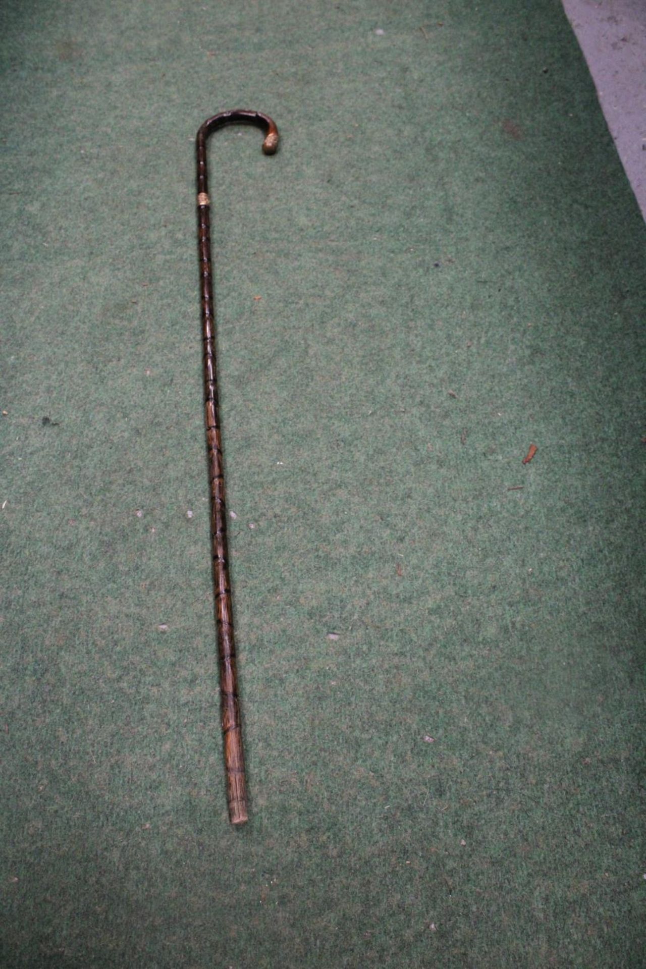 A VINTAGE WALKING STICK WITH 9 CARAT GOLD FINIALS
