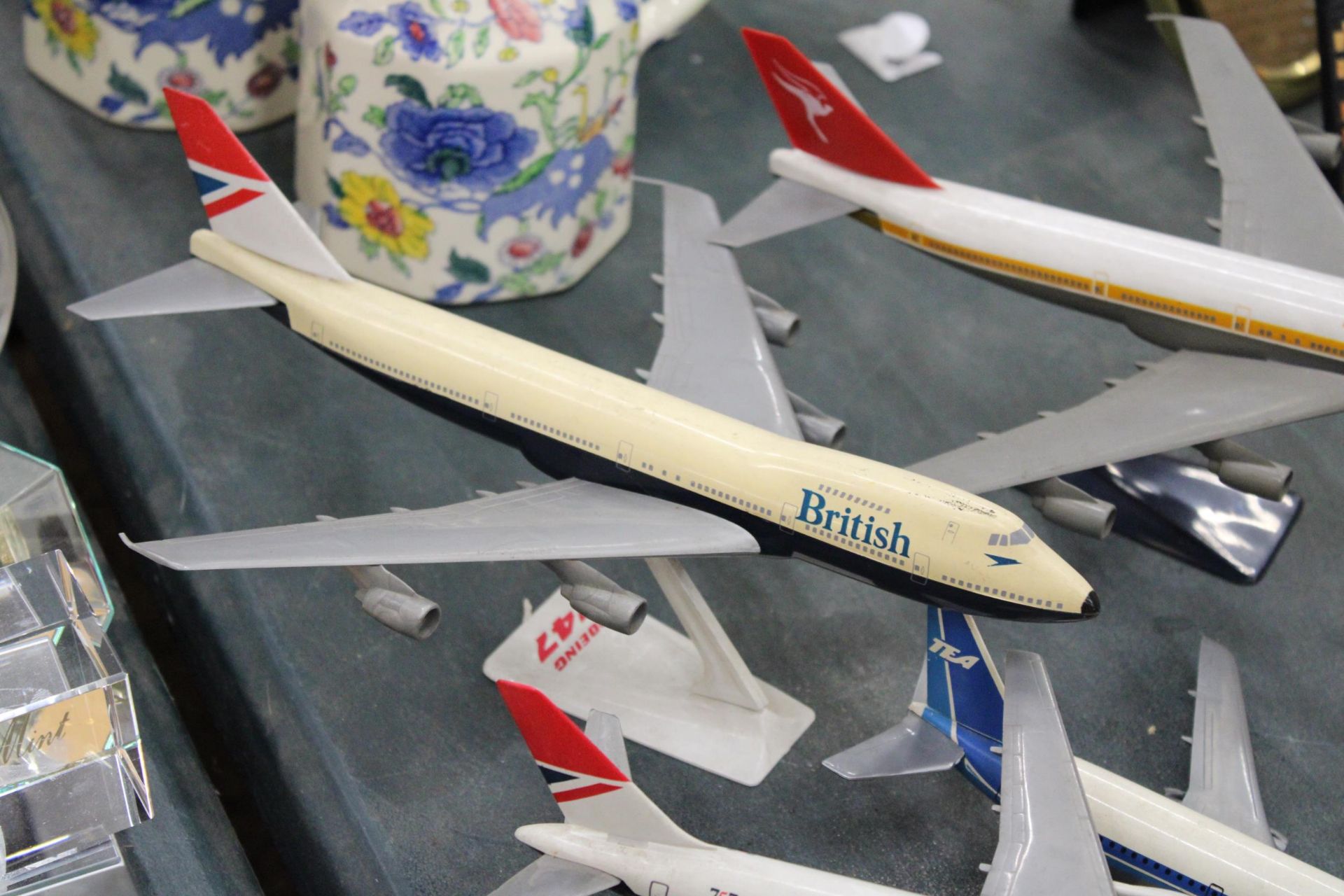 FIVE VINTAGE MODELS OF PLANES, FOUR ON PLINTHS, TO INCLUDE BRITISH AIRWAYS AND QANTAS - Image 5 of 6