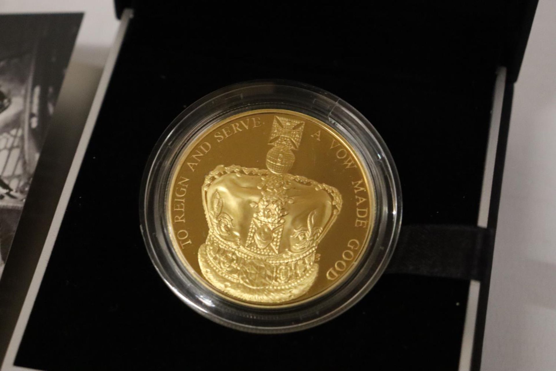 THE ROYAL MINT 2013 .925 AG PLATED WITH FINE GOLD . WEIGHT IS 28.28 GRMS THE 60TH ANNIVERSARY OF THE - Bild 2 aus 5