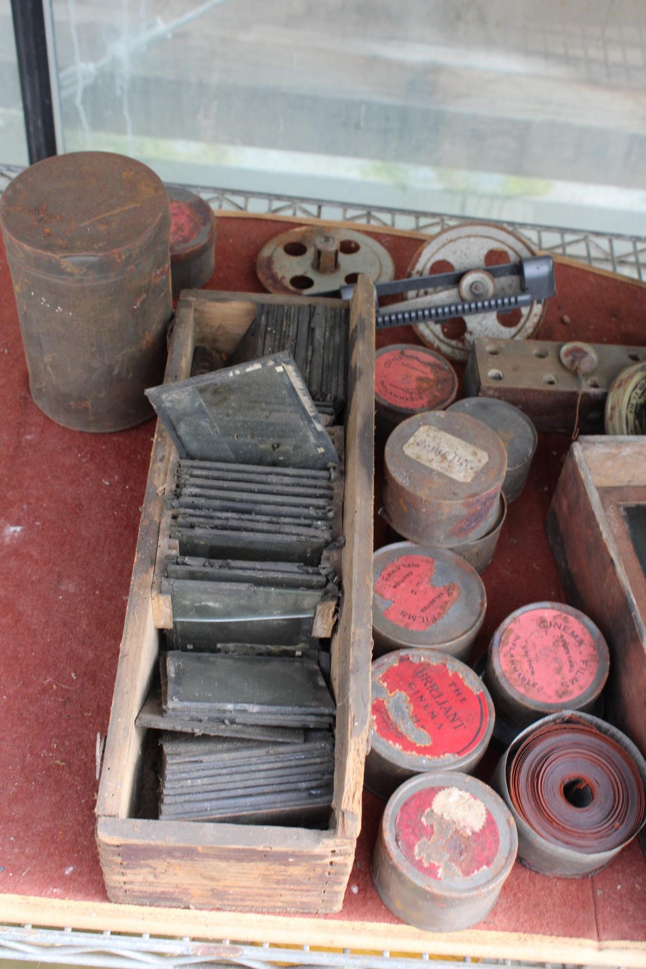 AN ASSORTMENT OF VINTAGE PHOTOGRAPHY EQUIPMENT TO INCLUDE A PROJECTOR, FILM REELS AND SLIDES ETC - Bild 2 aus 3