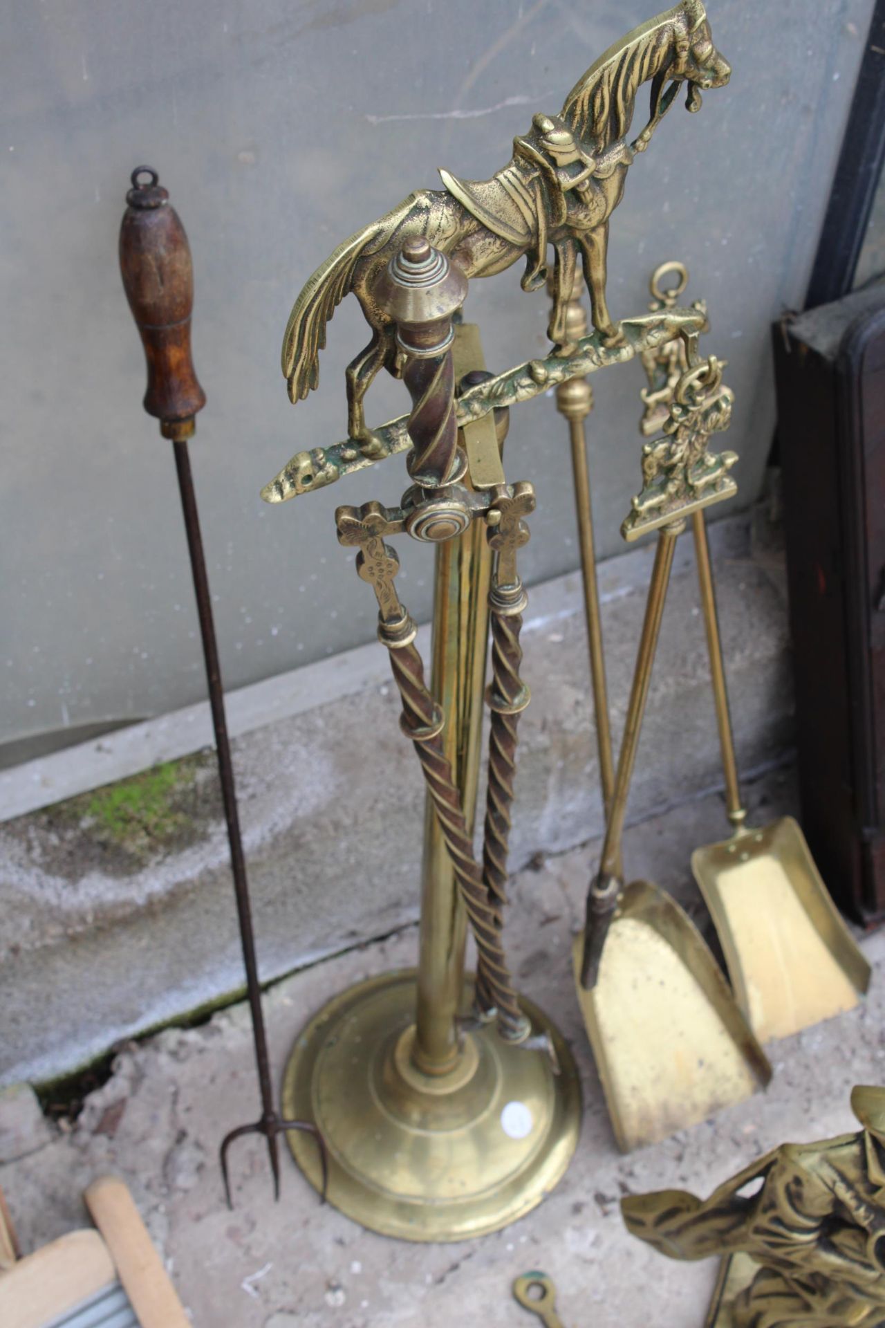 AN ASSORTMENT OF BRASS ITEMS TO INCLUDE A COMPANION SET, A PICTURE FRAME AND A DOR STOP ETC - Image 3 of 3