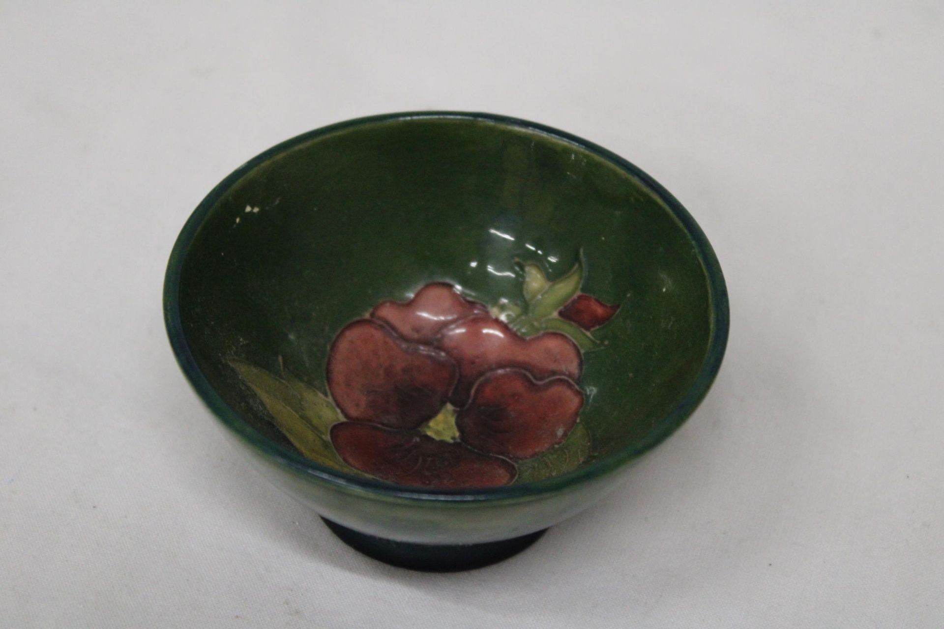 A SMALL FOOTED MOORCROFT BOWL - Image 3 of 5