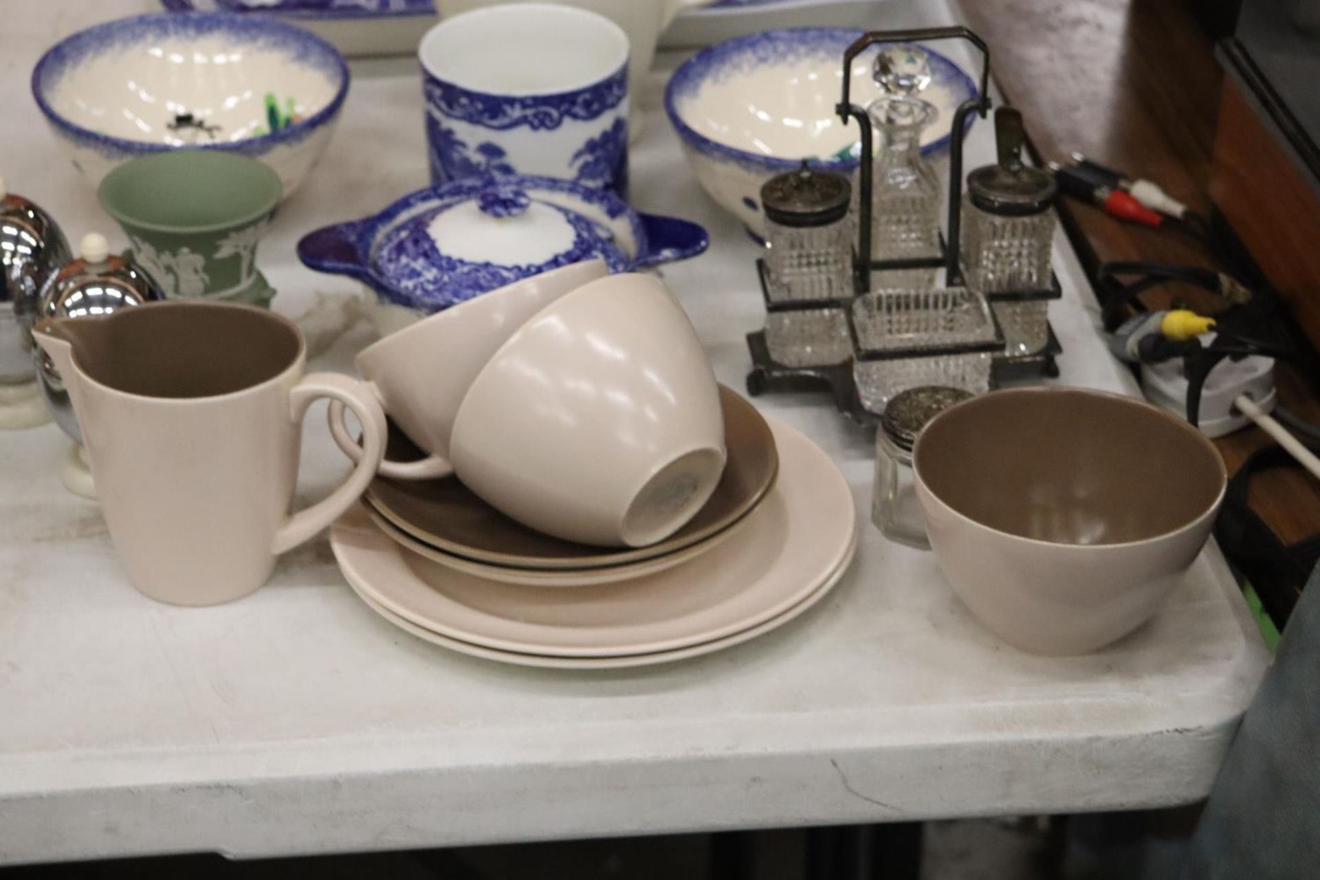 A QUANTITY OF CERAMICS TO INCLUDE ABBEY 'SHREEDED WHEAT DISHES', GRINDLEY VASE, POOLE POTTERY - Image 2 of 4