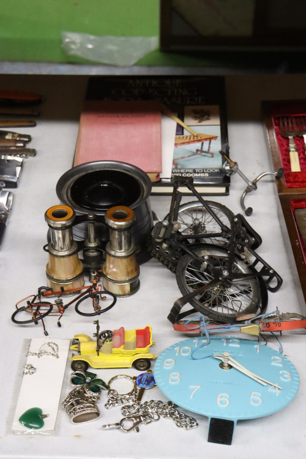 AMIXED LOT TO INCLUDE A LARGE PEWTER INKWELL, BINOCULARS, BOOKS, A CLOCK, BIKE ORNAMENTS, ETC
