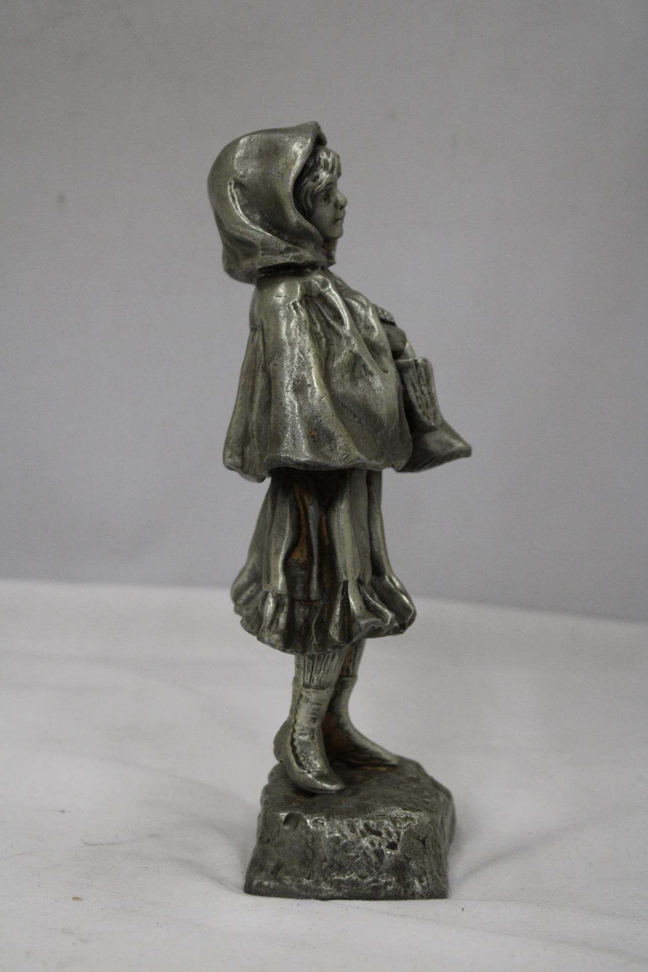 A WHITE METAL FIGURE OF A GIRL, SIGNED 'TREMO', FRANCE, HEIGHT 24CM - Bild 5 aus 5