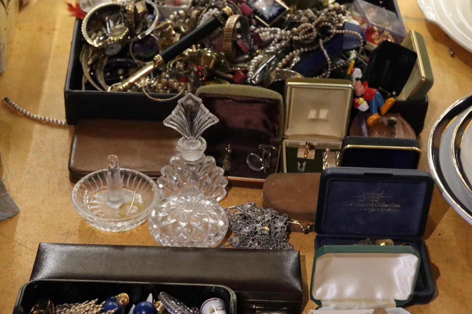 A QUANTITY OF ITEMS TO INCLUDE CUFFLINKS, MIRRORED COMPACTS, LIGHTERS, JEWELLERY, ETC., - Image 3 of 6