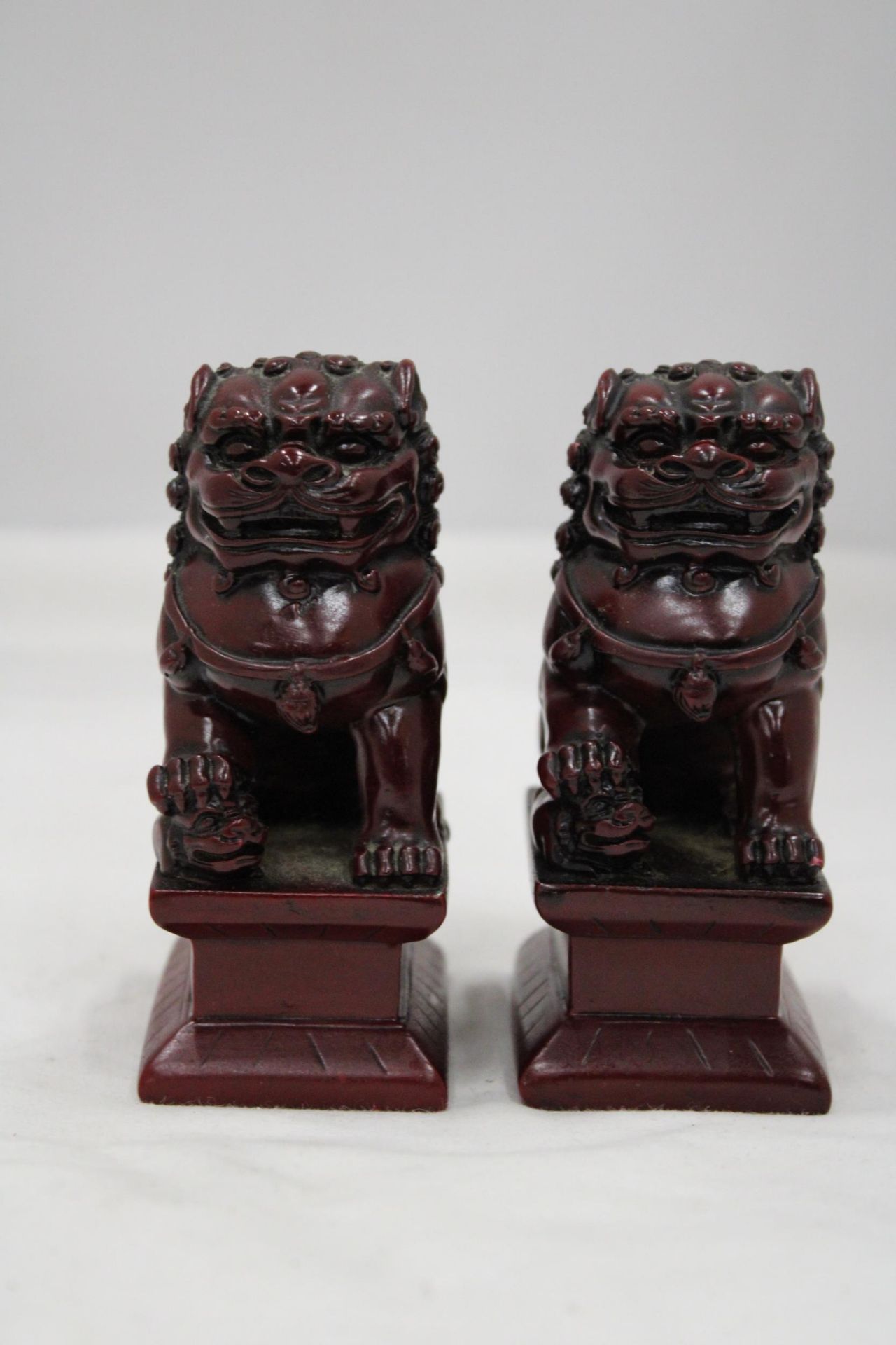 A PAIR OF HEAVY SOLID ORIENTAL FOO DOGS, HEIGHT 11CM - Image 2 of 5