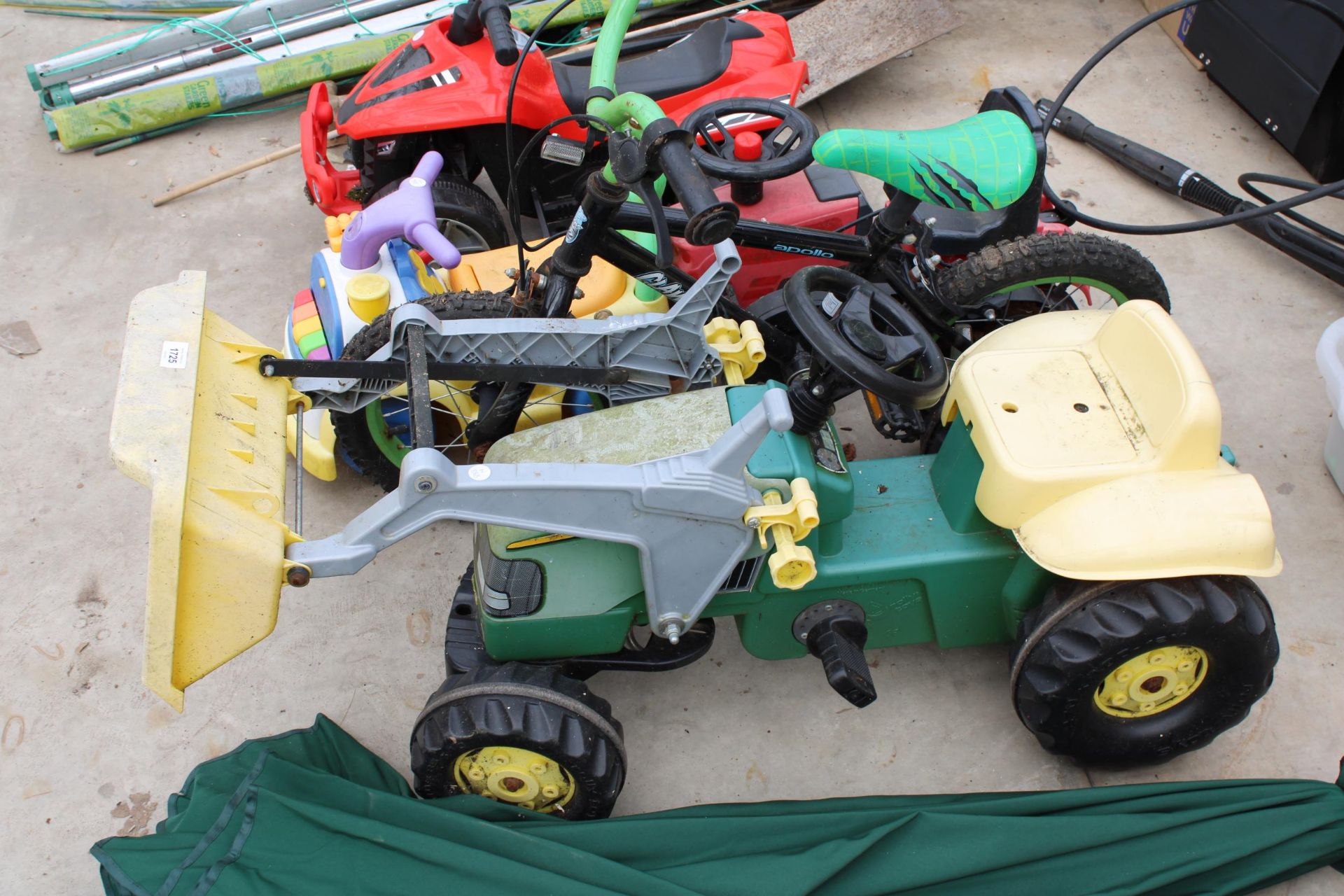 AN ASSORTMENT OF CHILDRENS TOYS TO INCLUDE A JOHN DEERE PEDAL TRACTOR, AN ELECTRIC QUAD BIKE AND A - Image 2 of 3