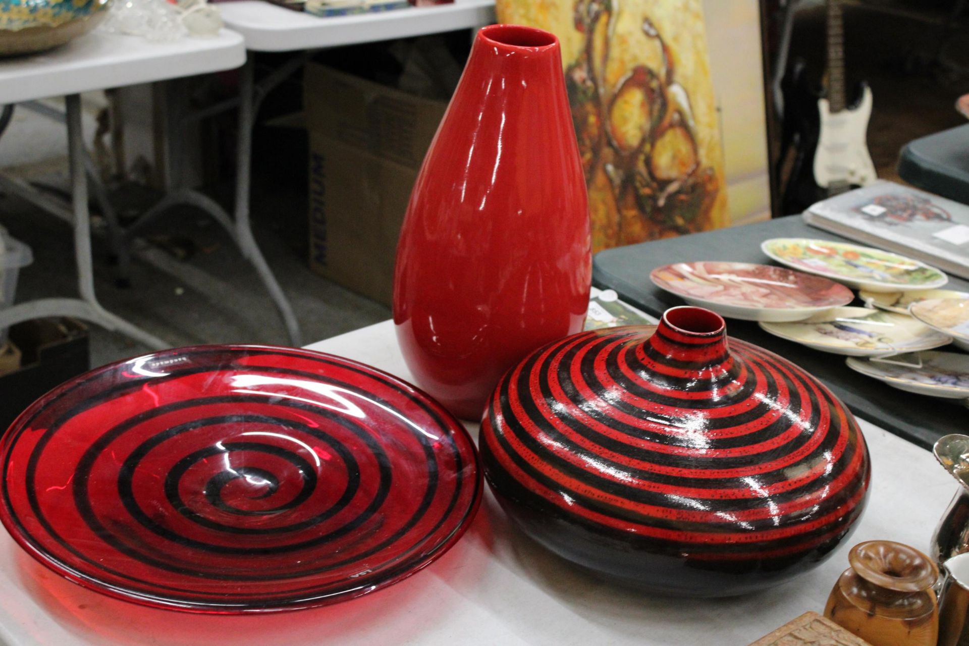 A STRIKING RED AND BLACK STRIPED VASE, RED AND BLACK LARGE GLASS DISH AND A LARGE RED VASE - Image 5 of 5