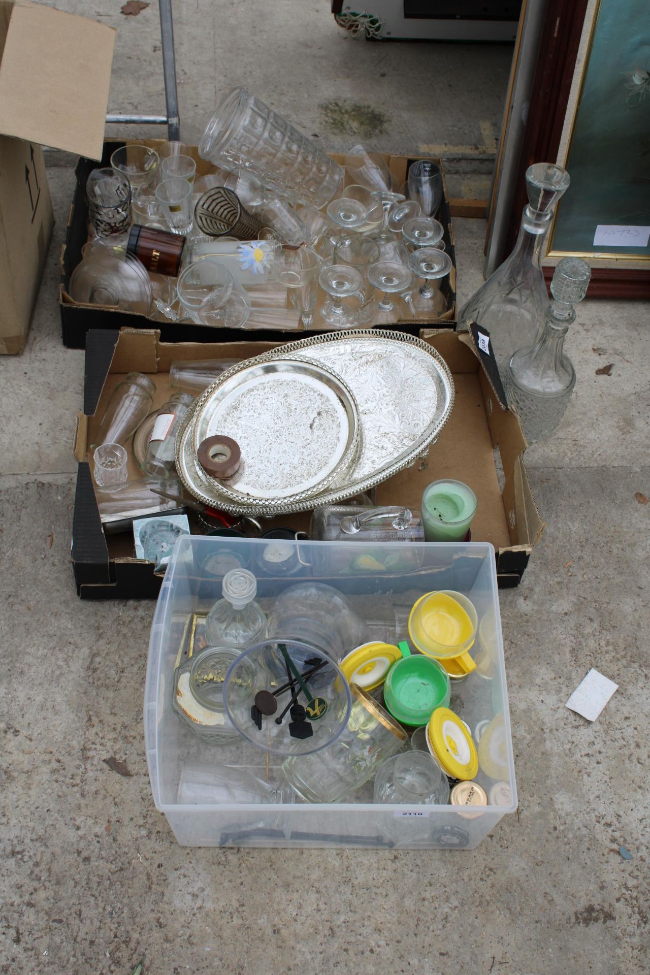 AN ASSORTMENT OF HOUSEHOLD ITEMS TO INCLUDE DEMI JOHNS, GLASS WARE AND SILVER PLATED TRAYS ETC