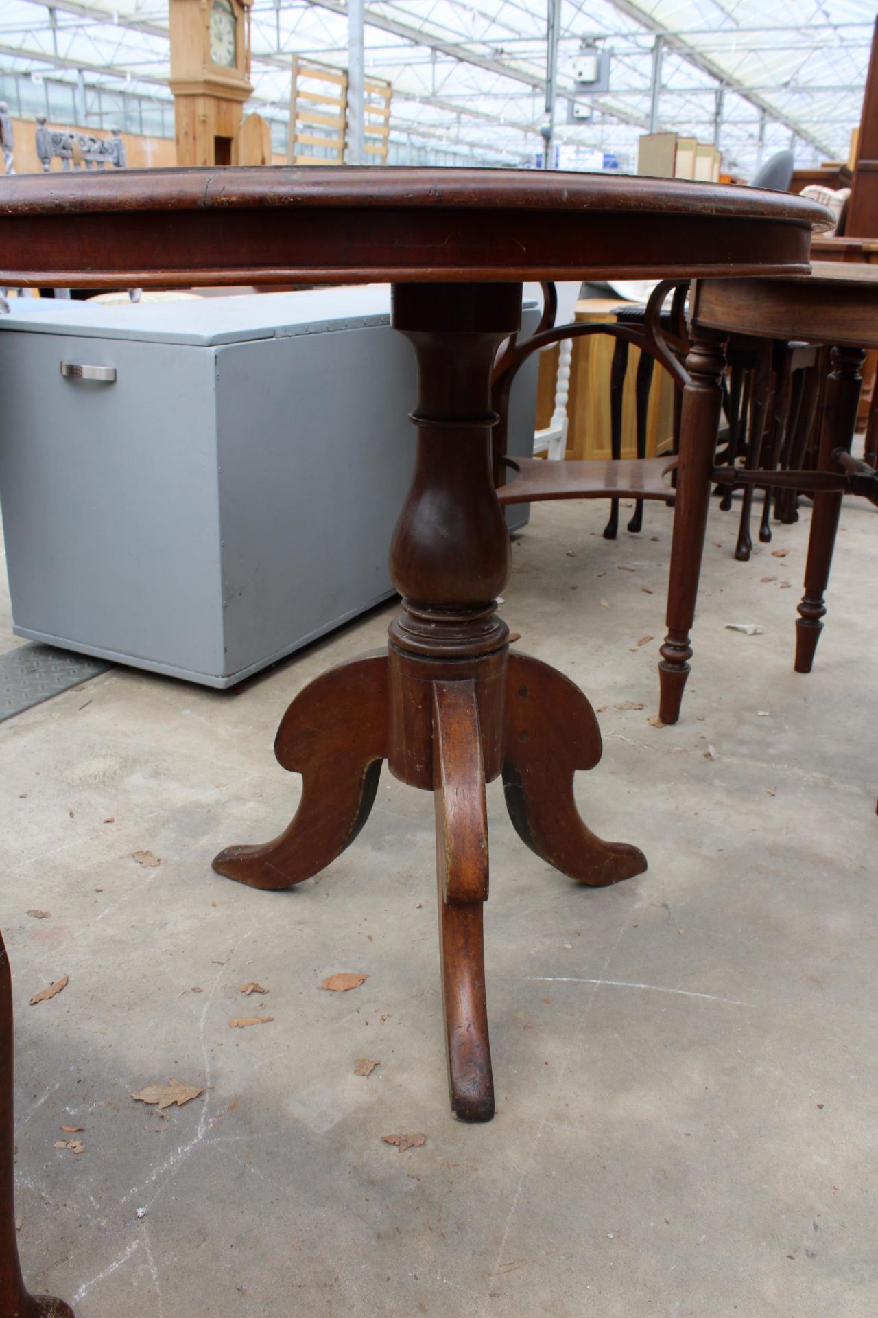 AN OVAL MAHOGANY PEDESTAL CENTRE TABLE 36" X 24" - Image 3 of 3