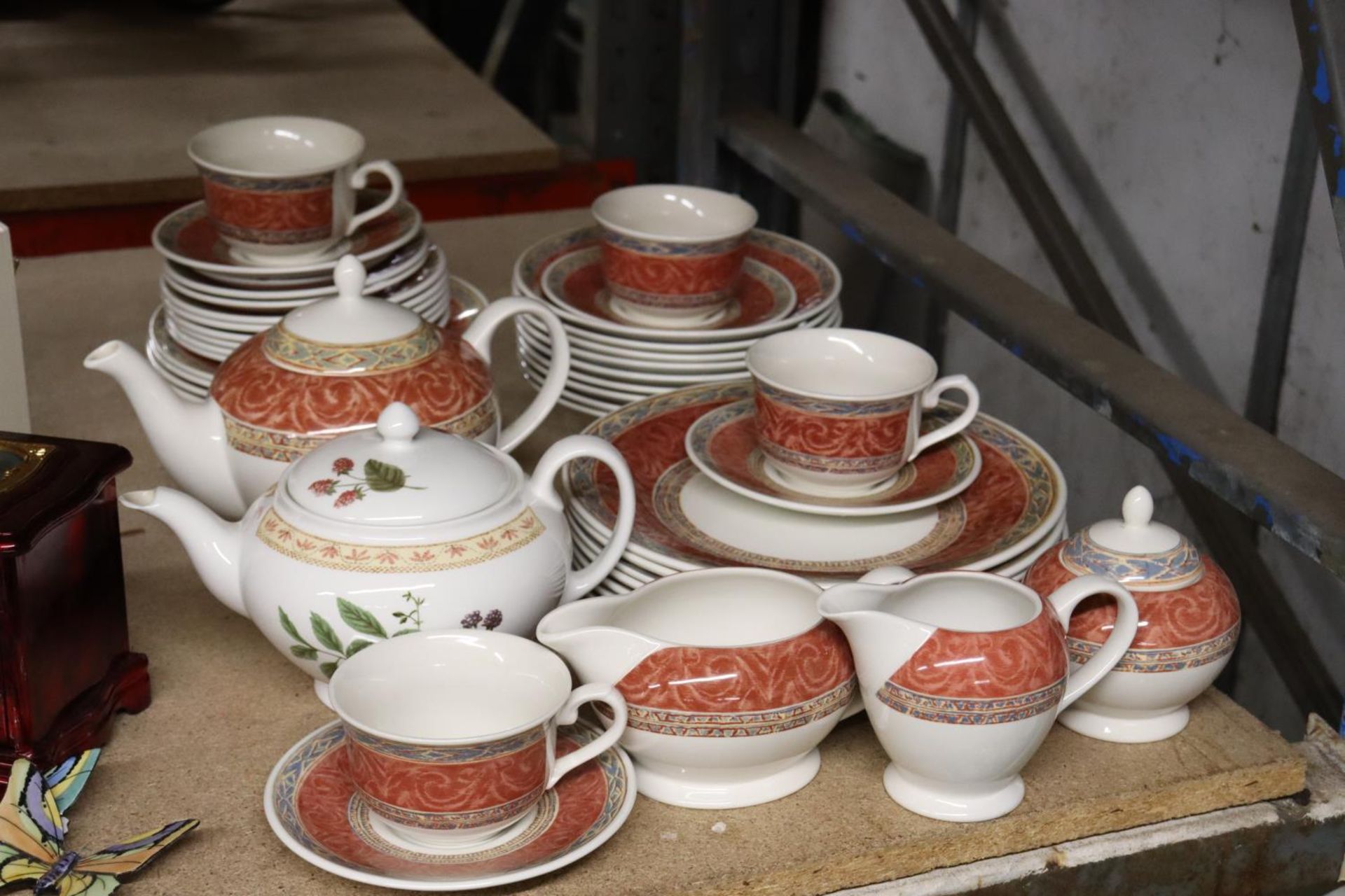 A CHURCHILL PART DINNER SERVICE TO INCLUDE VARIOUS SIZES OF PLATES, BOWLS, TWO TEAPOTS, SAUCE - Image 2 of 5