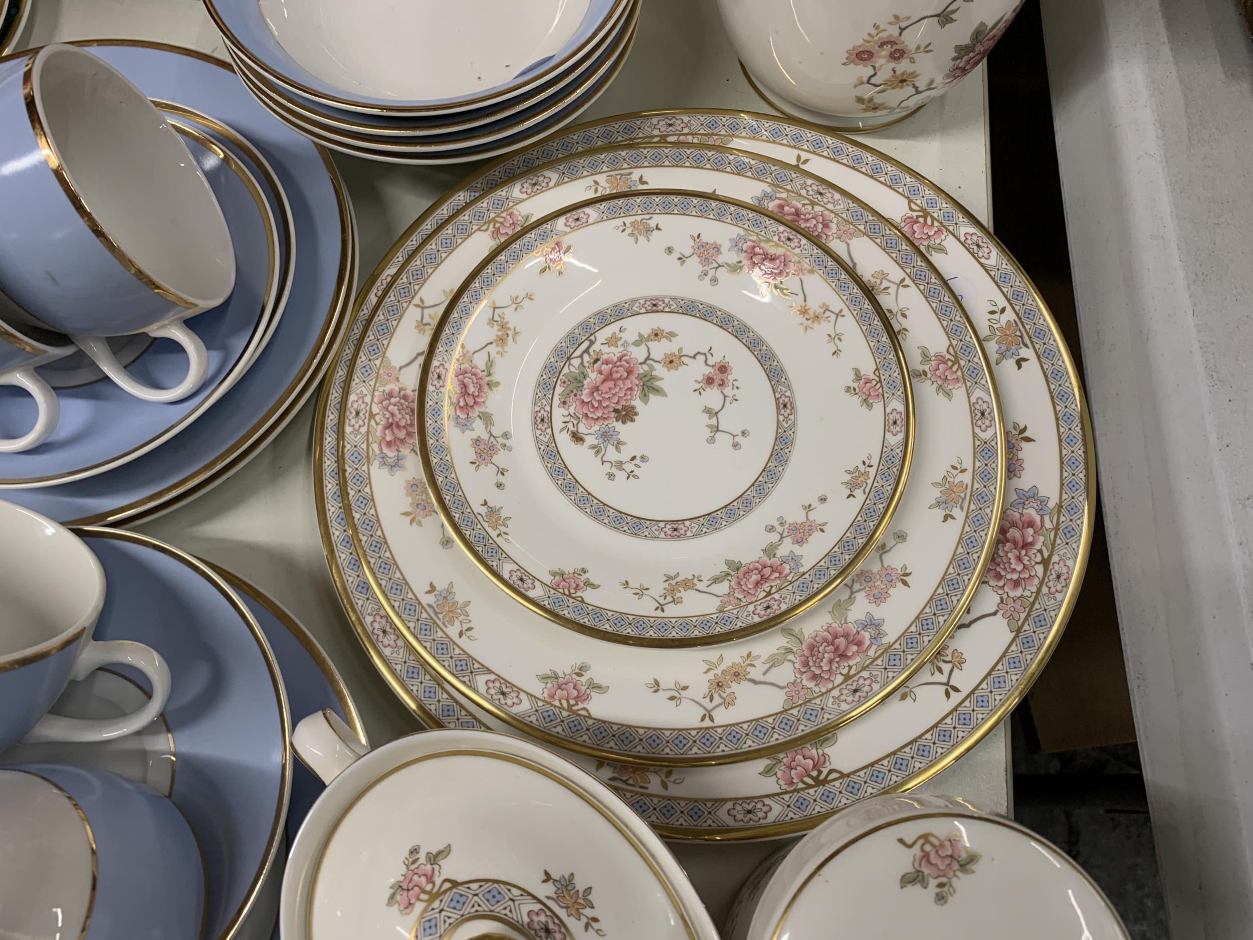 A QUANTITY OF ROYAL DOULTON TEAWARE TO INCLUDE 'CANTON', PLATES, A LARGE BOWL, PLANTER LIDDED - Image 6 of 7