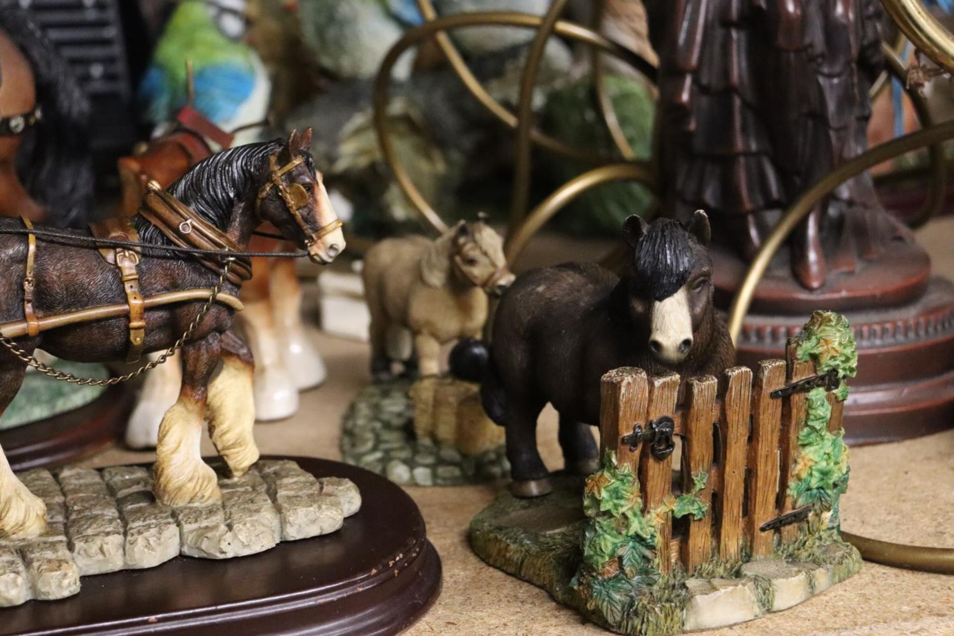 A QUANTITY OF SIX HORSE MODELS TO INCLUDE LEONARDO HORSE AND BEER CART, PONY AT A GATE, ETC - Bild 5 aus 5
