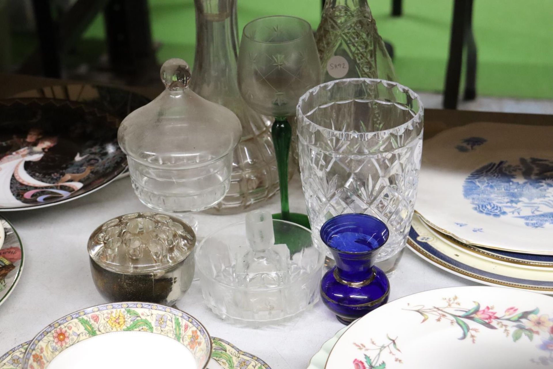 A MIXED LOT TO INCLUDE VINTAGE AYNSLEY CERAMICS, WEDGWOOD 'DEVON SPRAYS' PLATES, GLASS DECANTERS, - Image 3 of 5