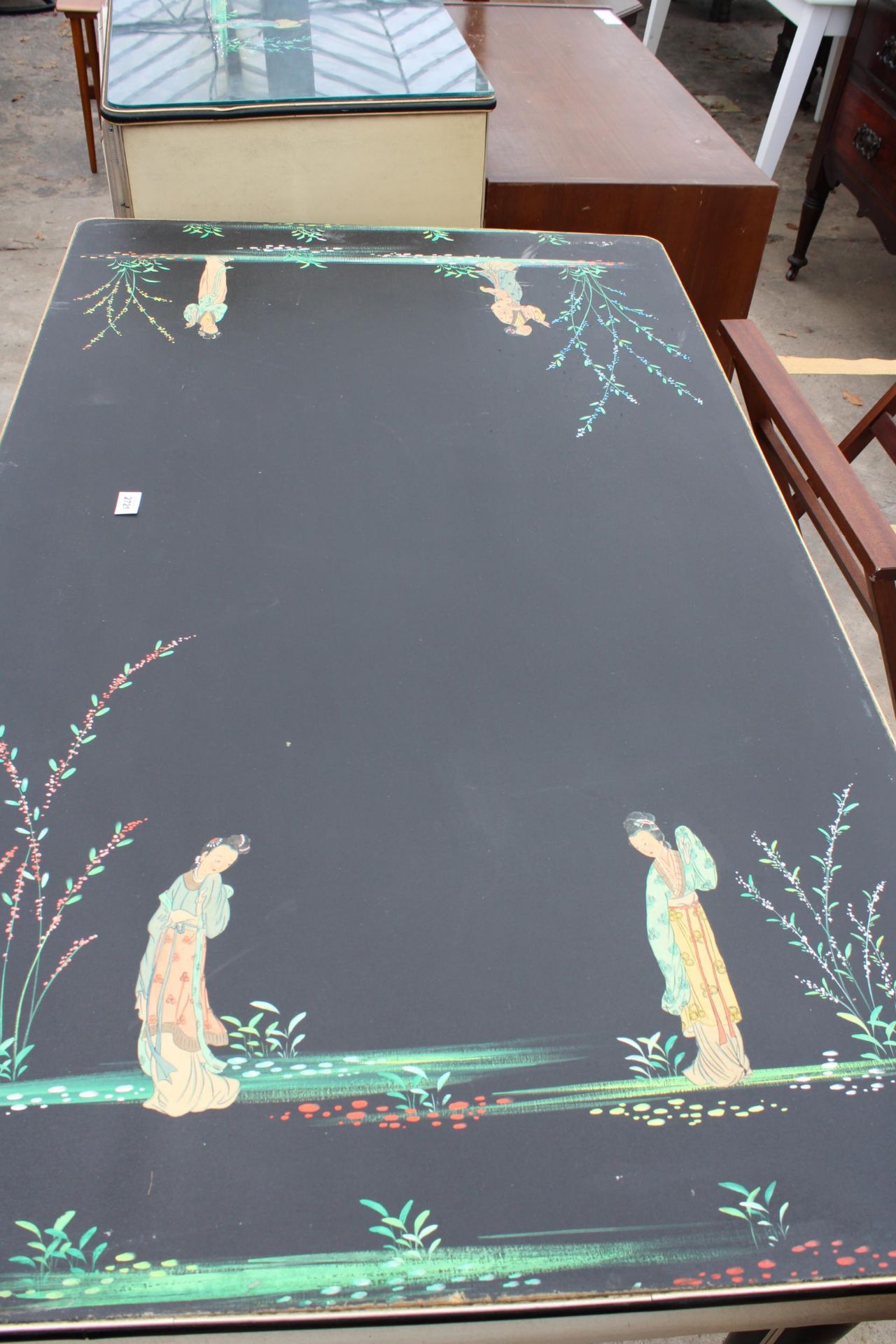 A 1960'S ITALIAN DINING TABLE ON BLACK TAPERING LEGS, THE TOP FEATURING CHINOISERIE DECORATION IN - Bild 3 aus 5