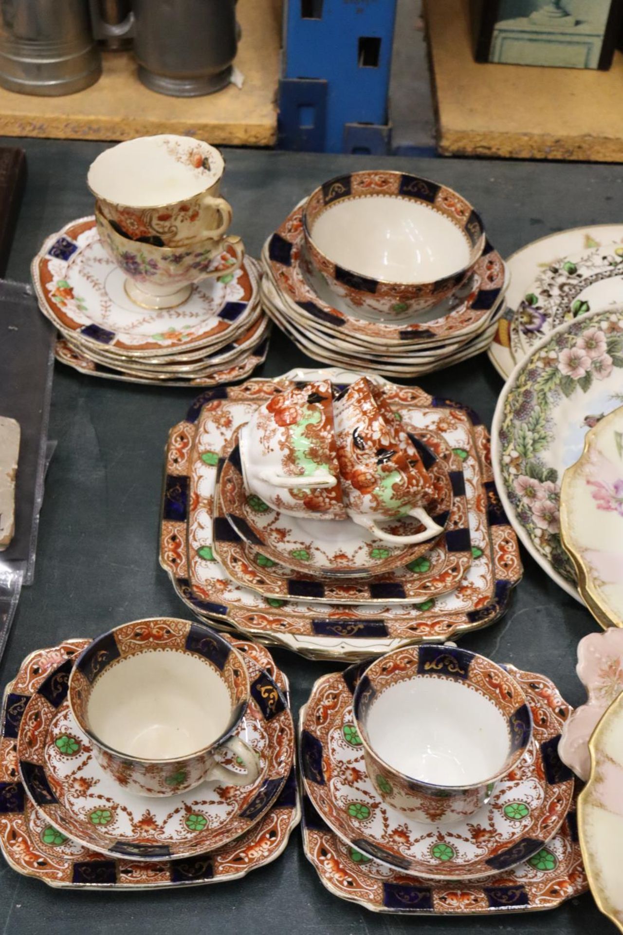 A COLLECTION OF PLATES TO INCLUDE THREE LIMOGUES ETC AND A VINTAGE CARLISLE TEA SET TO INCLUDE CUPS, - Image 3 of 6