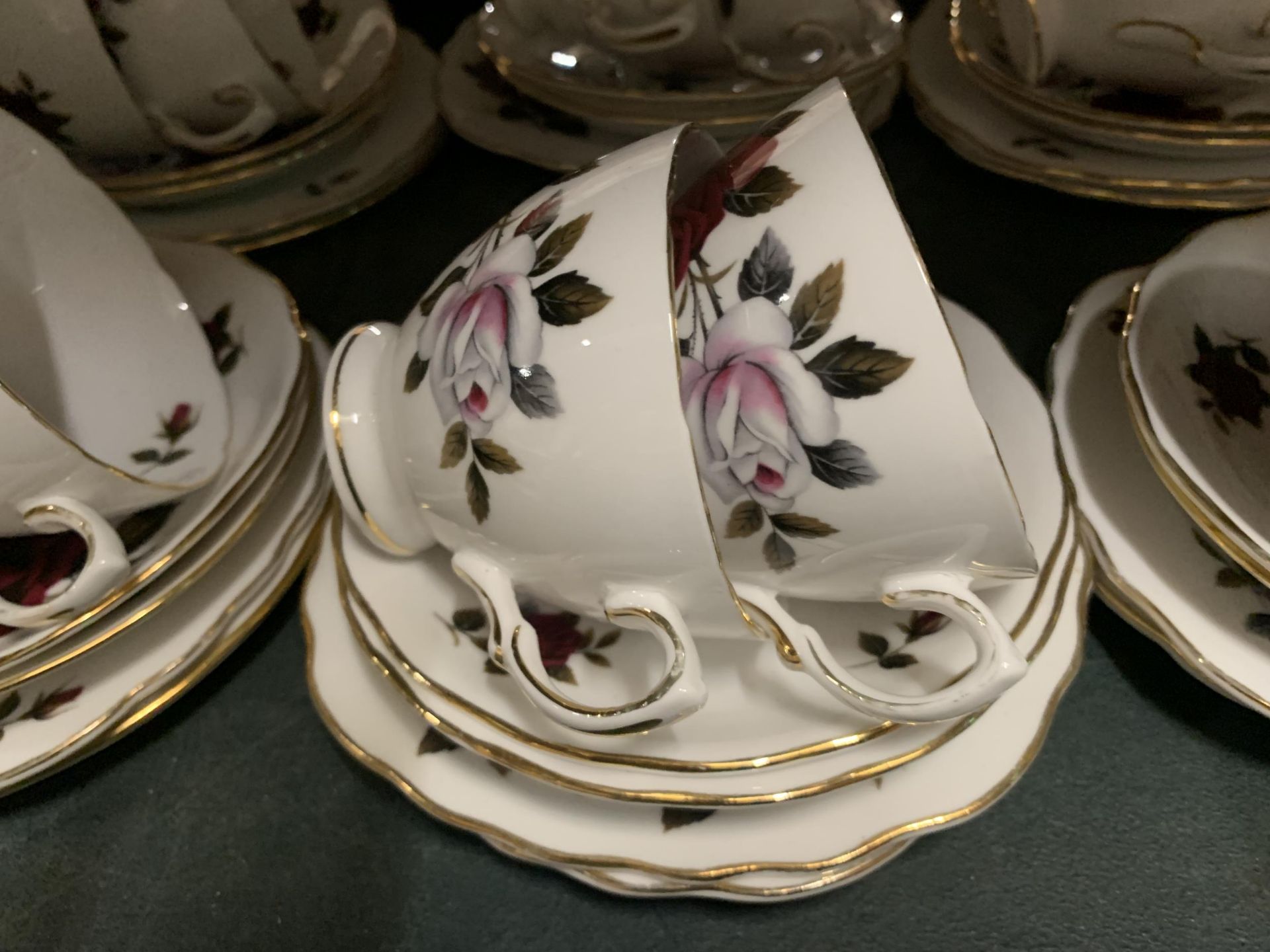 A LARGE PART DINNER SERVICE - COLCLOUGH, RIDGWAY POTTERIES TO INCLUDE BOWLS, PLATES, CUPS AND - Bild 2 aus 5