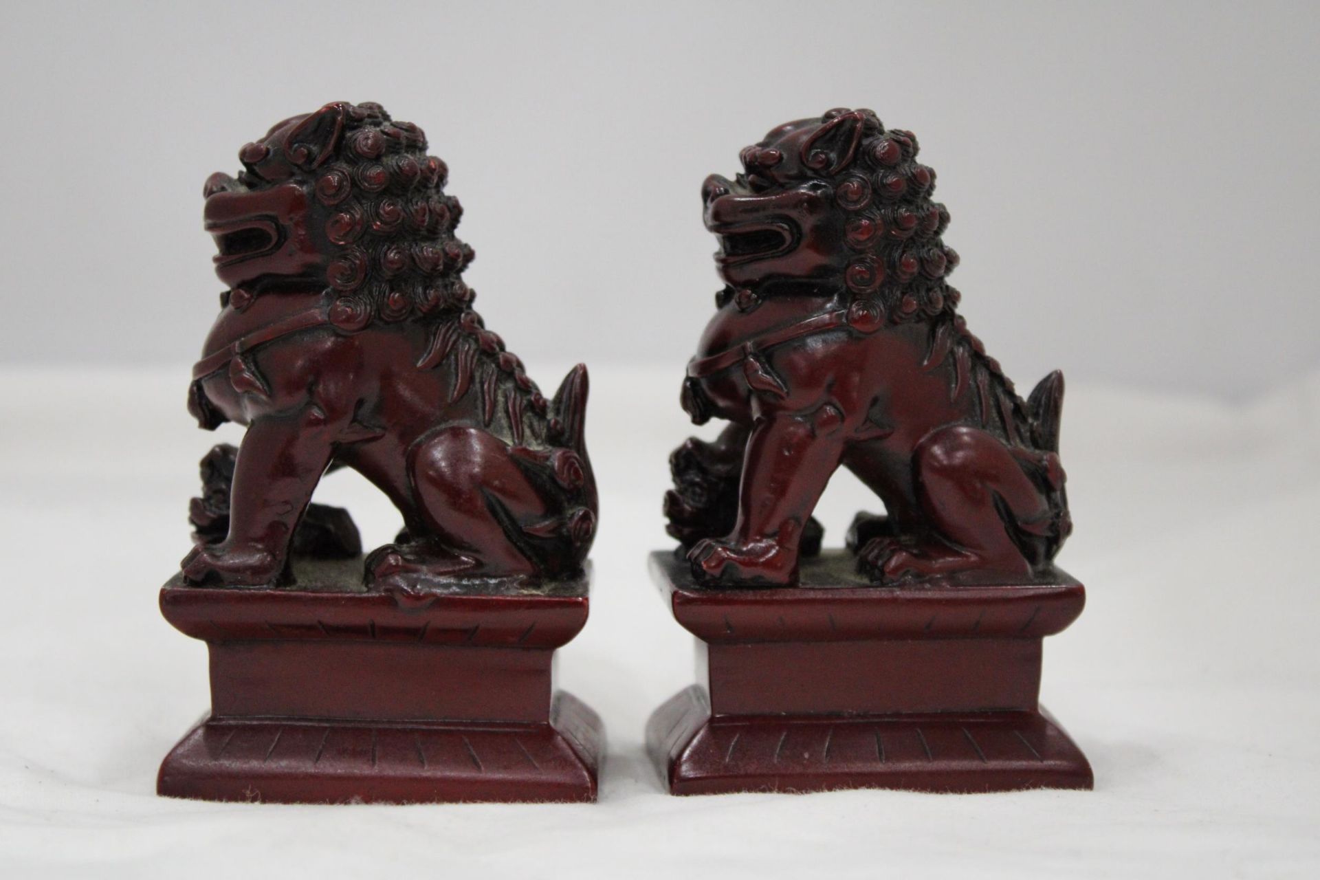 A PAIR OF HEAVY SOLID ORIENTAL FOO DOGS, HEIGHT 11CM - Image 5 of 5