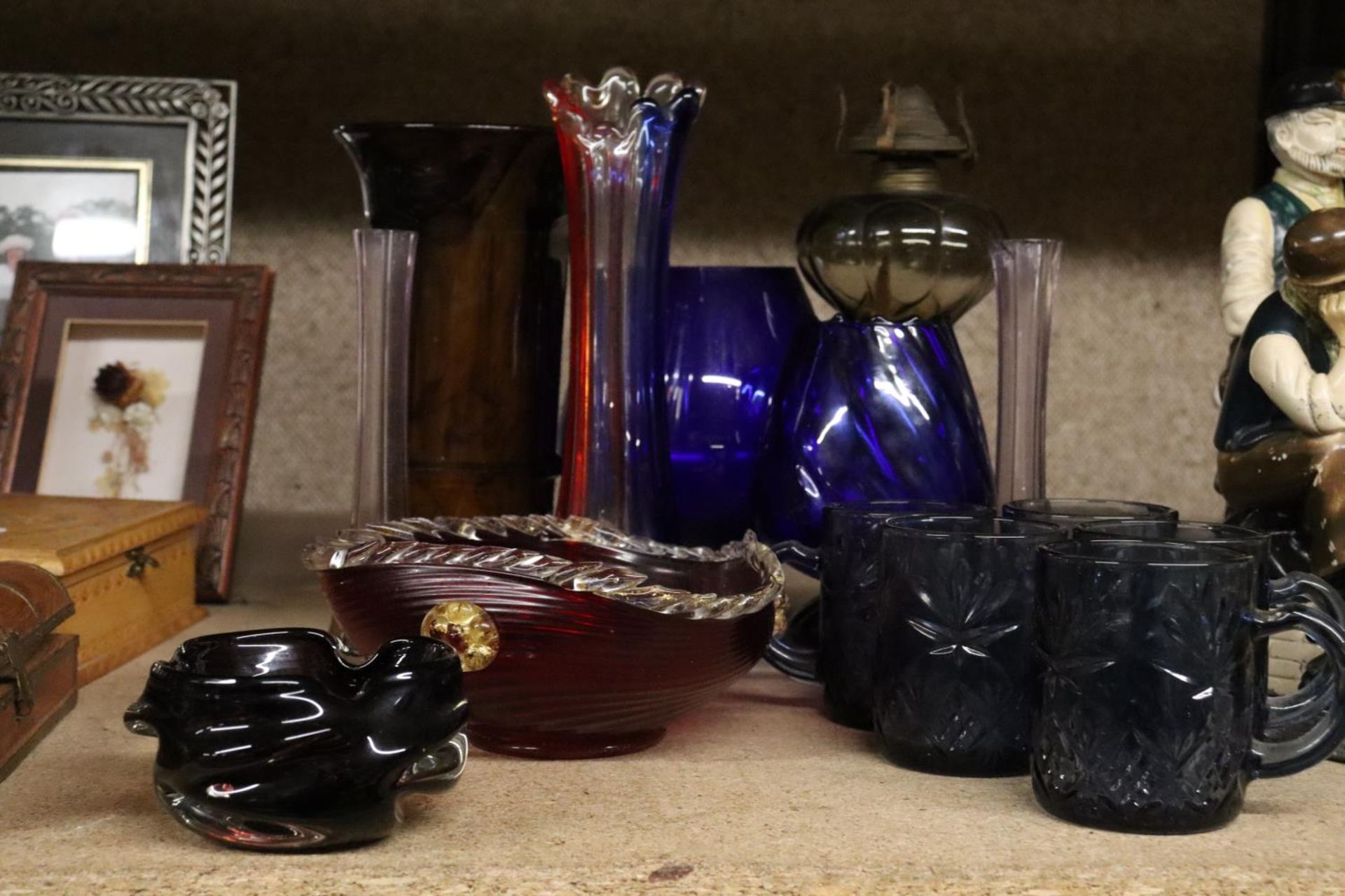 A QUANTITY OF COLOURED GLASSWARE TO INCLUDE A VINTAGE CRANBERRY BOWL WITH PONTIL MARK, PLUS VASES,