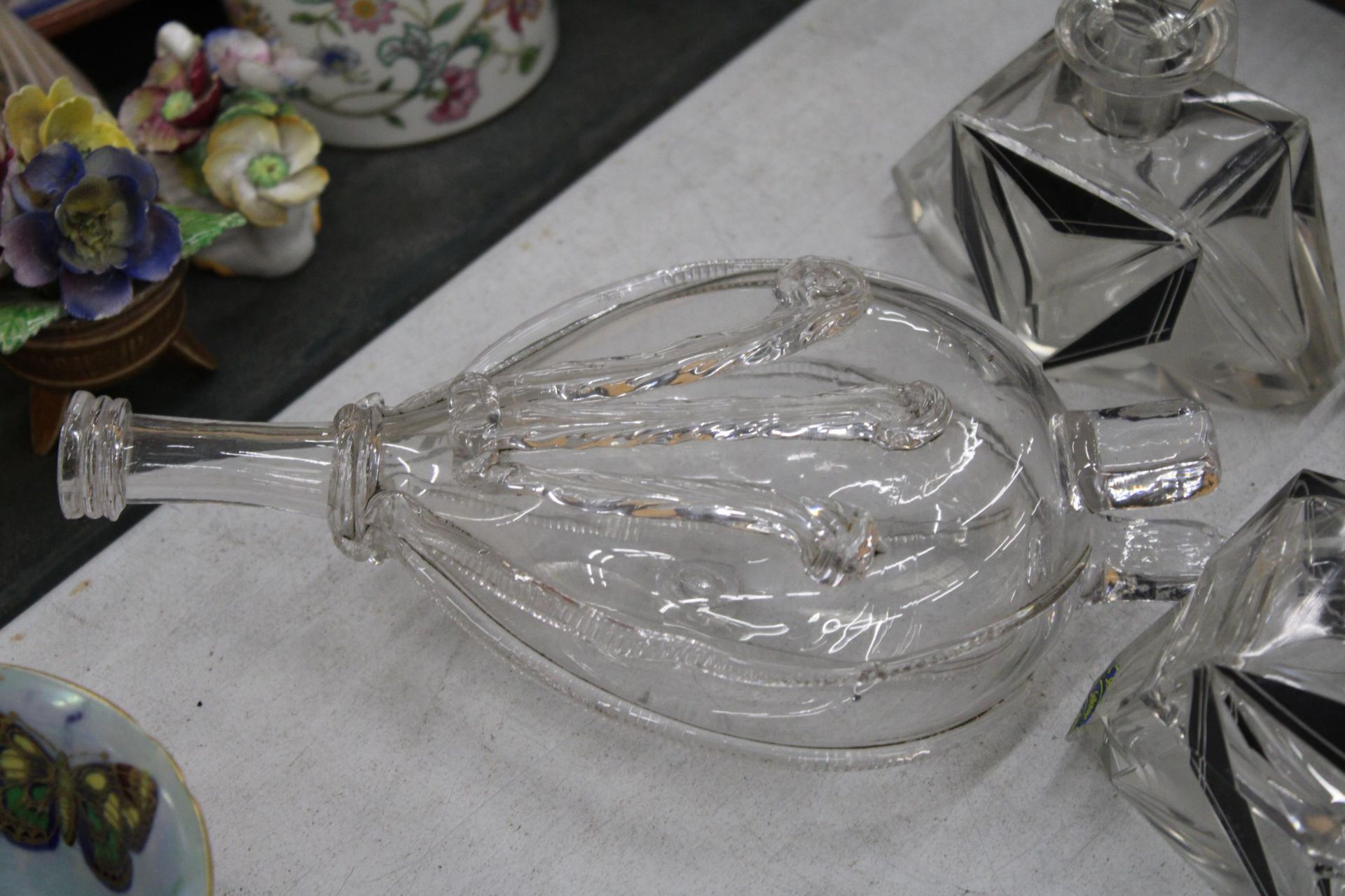 THREE ART DECO STYLE GLASS ITEMS TO INCLUDE SCENT BOTTLES, PLUS A VICTORIAN GLASS FLASK OF BELLOWS - Image 4 of 5