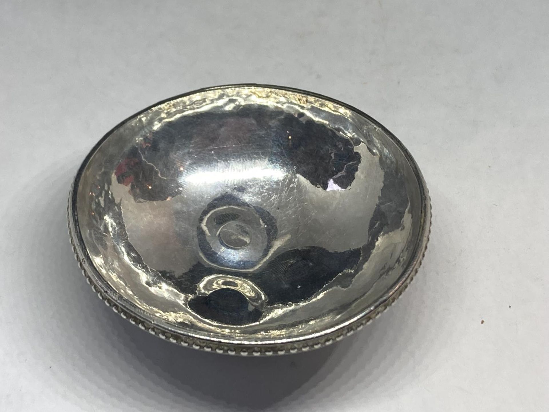 A TESTED TO SILVER DISH ON THREE BUN FEET GROSS WEIGHT 45.6 GRAMS - Image 2 of 3