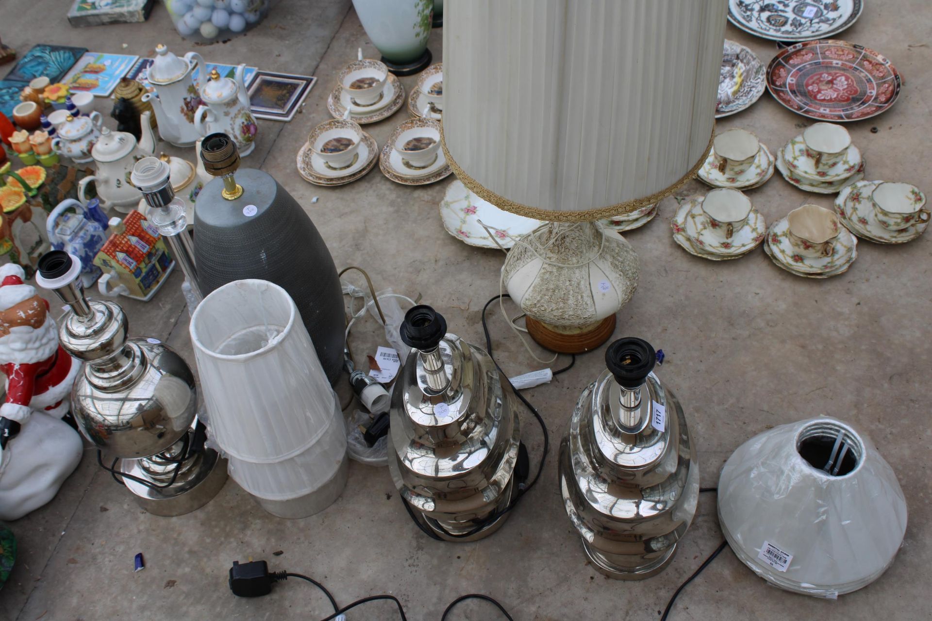 AN ASSORTMENT OF VARIOUS DECORATIVE TABLE LAMPS - Bild 2 aus 6