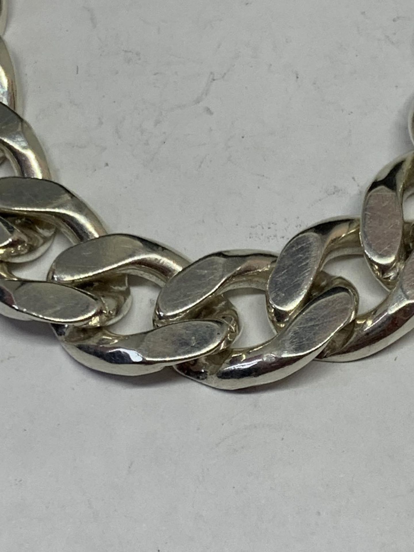 A SILVER WRIST CHAIN - Image 2 of 3