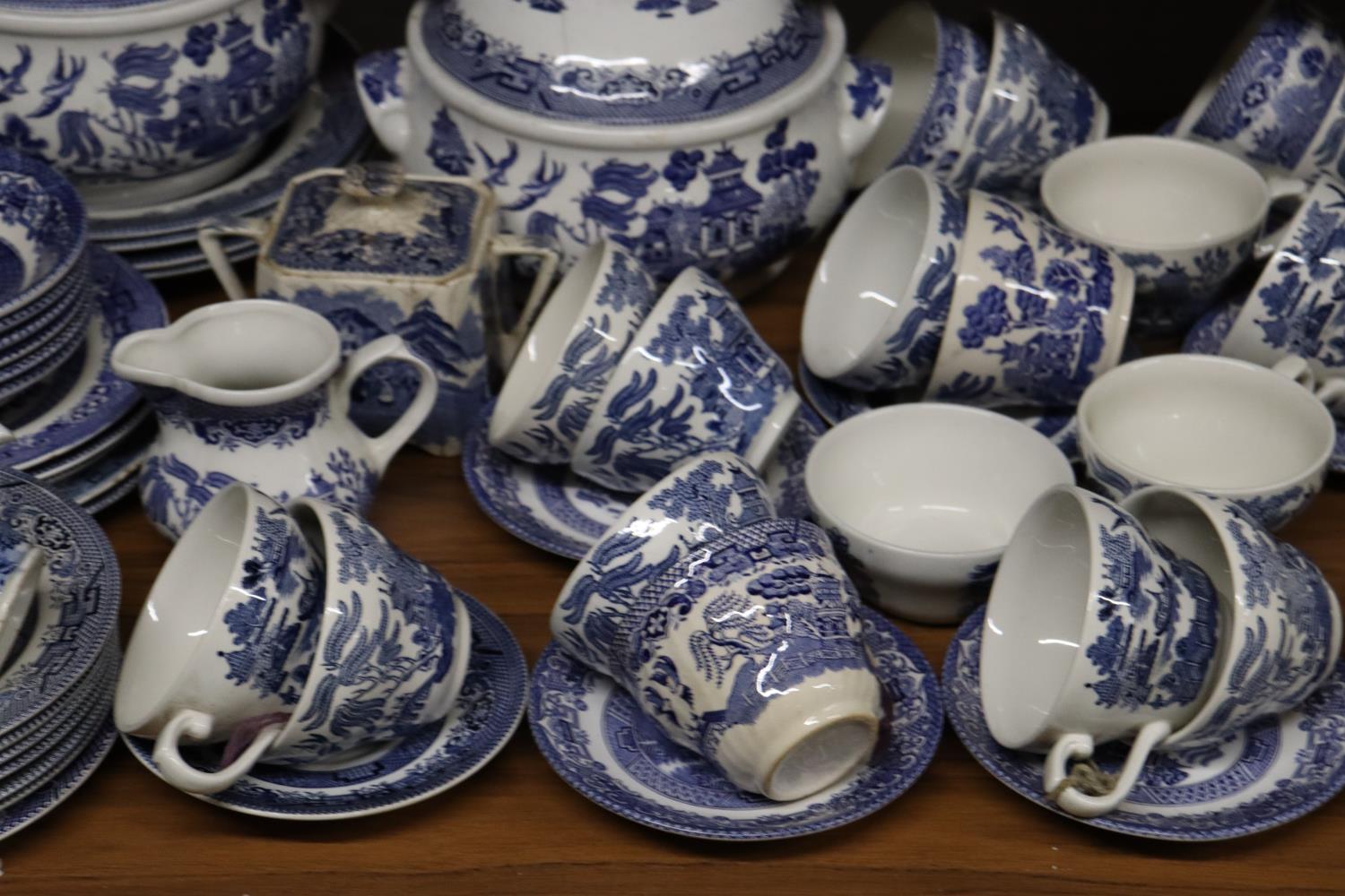 A BLUE AND WHITE WILLOW PATTERN PART DINNER SERVICE TO INCLUDE SERVING TUREENS, BOWLS, SUGAR BOWL, - Image 2 of 5