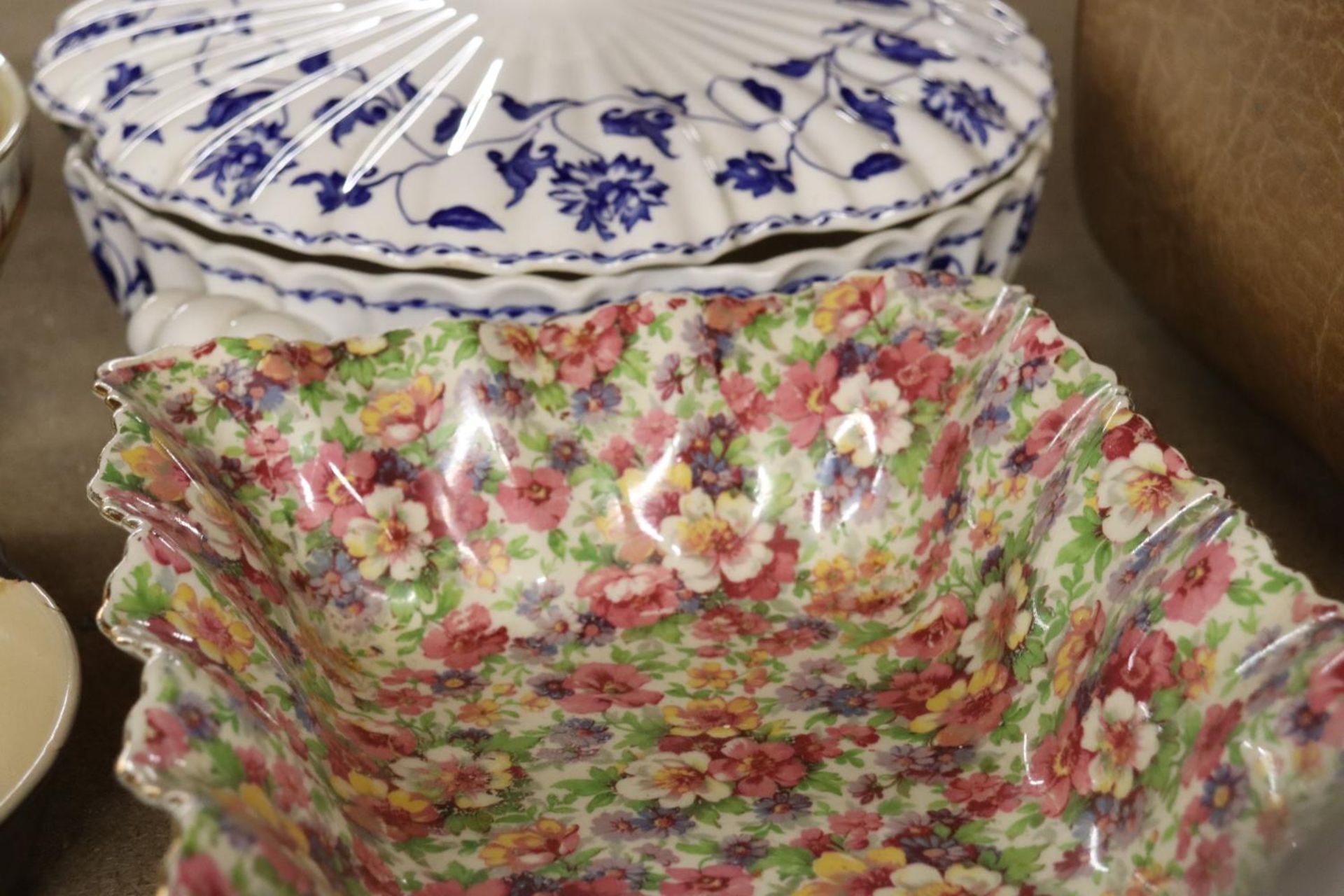 A QUANTITY OF CERAMICS TO INCLUDE A CHINTZ BOWL, SERVING TUREENS, ETC - Image 4 of 5